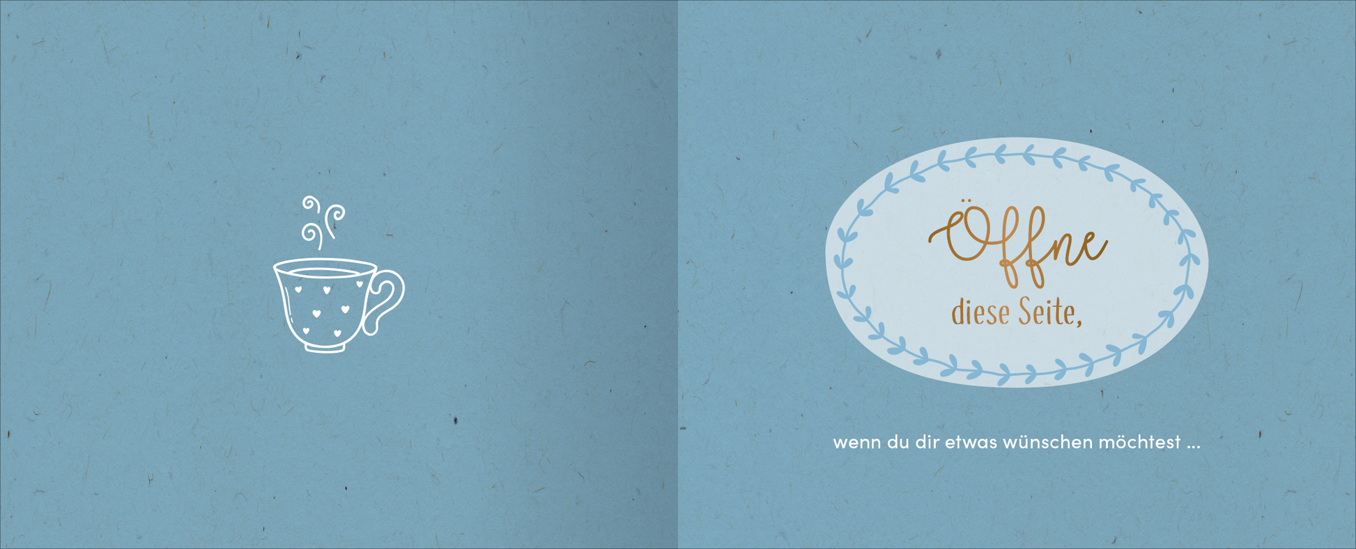 Gezeigt wird eine Innen- oder Zusatzansicht von „Gute Besserung – Alles Liebe!“. Die Seite ist in sanftem Blau gehalten und zeigt links eine weiße Zeichnung einer Tasse mit aufsteigenden Dampfstrichen. Rechts befindet sich ein ovales, weißes Textfeld mit einer blauen Umrandung. Darin steht in geschwungener, goldener Schrift „Offne diese Seite,“ gefolgt von der isometrischen Aufforderung „wenn du dir etwas wünschen möchtest! …“ in schlichter, weißer Schrift.