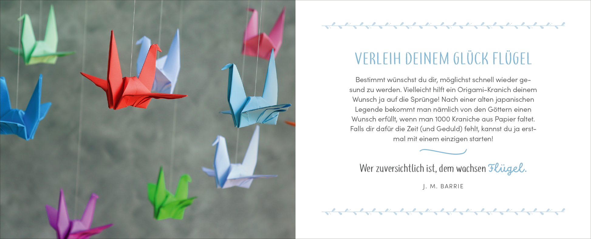 Gezeigt wird eine Innen- oder Zusatzansicht von „Gute Besserung – Alles Liebe!“. Auf der linken Seite hängen bunt gefaltete Papierkraniche in verschiedenen Farben wie Rot, Blau, Grün und Pink vor einem grauen Hintergrund. Die rechte Seite ziert ein eleganter Text in Türkis mit der Überschrift „Verleih deinem Glück Flügel“ sowie einem Zitat von J. M. Barrie. Die Schrift ist klar und modern, um eine freundliche und optimistische Stimmung zu vermitteln.
