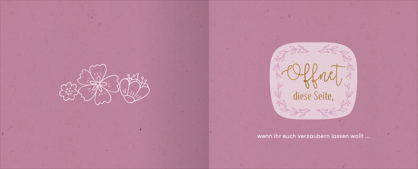 Gezeigt wird eine Innen- oder Zusatzansicht von „Zur goldenen Hochzeit – 50 Jahre Glück und Liebe“. Die Seite präsentiert einen sanften, lilafarbenen Hintergrund, der mit feinen, weißen Blumenmotiven verziert ist. Im Mittelpunkt steht der einladende Text „Offnet diese Seite“ in eleganter, goldener Schriftart, eingerahmt von einer geschwungenen, hellen Kontur. Unten wird der Zusatz „wenn ihr euch verzaubern lassen wollt …“ in klarer, lesbarer Schrift aufgeführt, was ein...