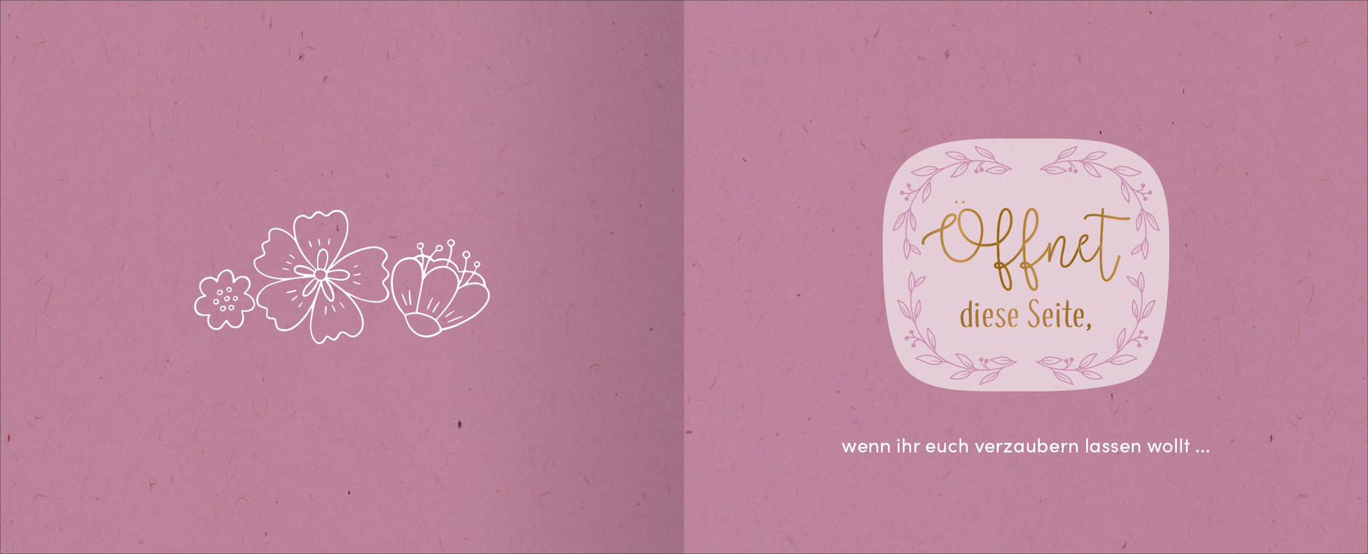 Gezeigt wird eine Innen- oder Zusatzansicht von „Zur goldenen Hochzeit – 50 Jahre Glück und Liebe“. Die Seite präsentiert einen sanften, lilafarbenen Hintergrund, der mit feinen, weißen Blumenmotiven verziert ist. Im Mittelpunkt steht der einladende Text „Offnet diese Seite“ in eleganter, goldener Schriftart, eingerahmt von einer geschwungenen, hellen Kontur. Unten wird der Zusatz „wenn ihr euch verzaubern lassen wollt …“ in klarer, lesbarer Schrift aufgeführt, was ein...