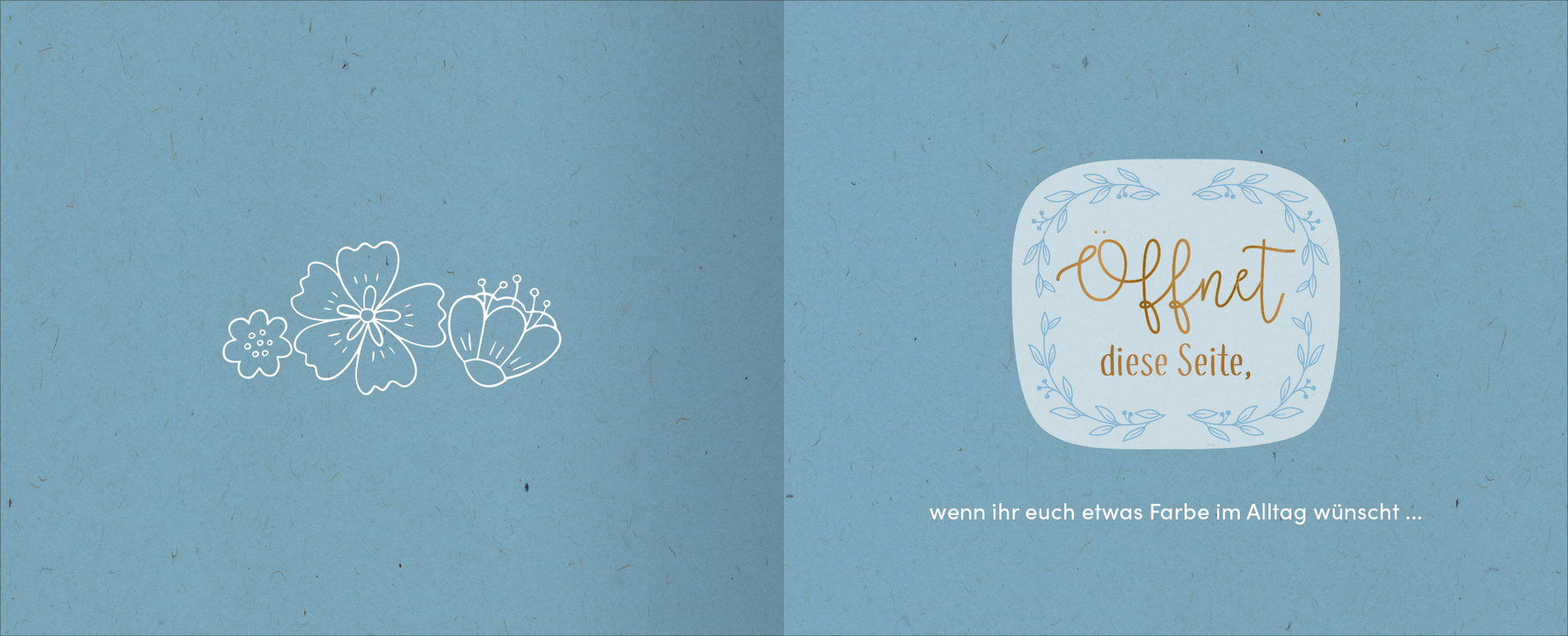 Gezeigt wird eine Innen- oder Zusatzansicht von „Zur goldenen Hochzeit – 50 Jahre Glück und Liebe“. Die Seite präsentiert eine sanfte, himmelblaue Hintergrundfarbe, verziert mit feinen, weißen Blumenillustrationen auf der linken Seite. Auf der rechten Seite befindet sich ein geschwungenes Textfeld mit der Aufschrift „Offnet diese Seite“ in eleganter goldener Schrift, umgeben von einer zarten, hellblauen Umrandung. Darunter steht in schlichter weißer Schrift der Satz „wenn ihr...