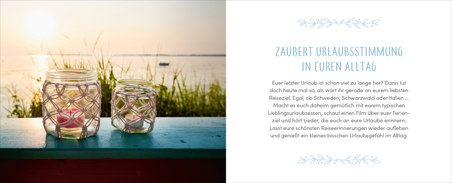 Gezeigt wird eine Innen- oder Zusatzansicht von „Zur goldenen Hochzeit – 50 Jahre Glück und Liebe“. Die linke Seite zeigt zwei dekorative Gläser mit Kerzen, umgeben von einer natürlichen Kulisse bei Sonnenuntergang. Die rechte Seite enthält den Schriftzug „Zaubert Urlaubsstimmung in euren Alltag“ in einem sanften Blau, umrahmt von floralen Elementen. Die Typografie ist elegant und gut lesbar, das Gesamtbild vermittelt eine warme, einladende Atmosphäre.