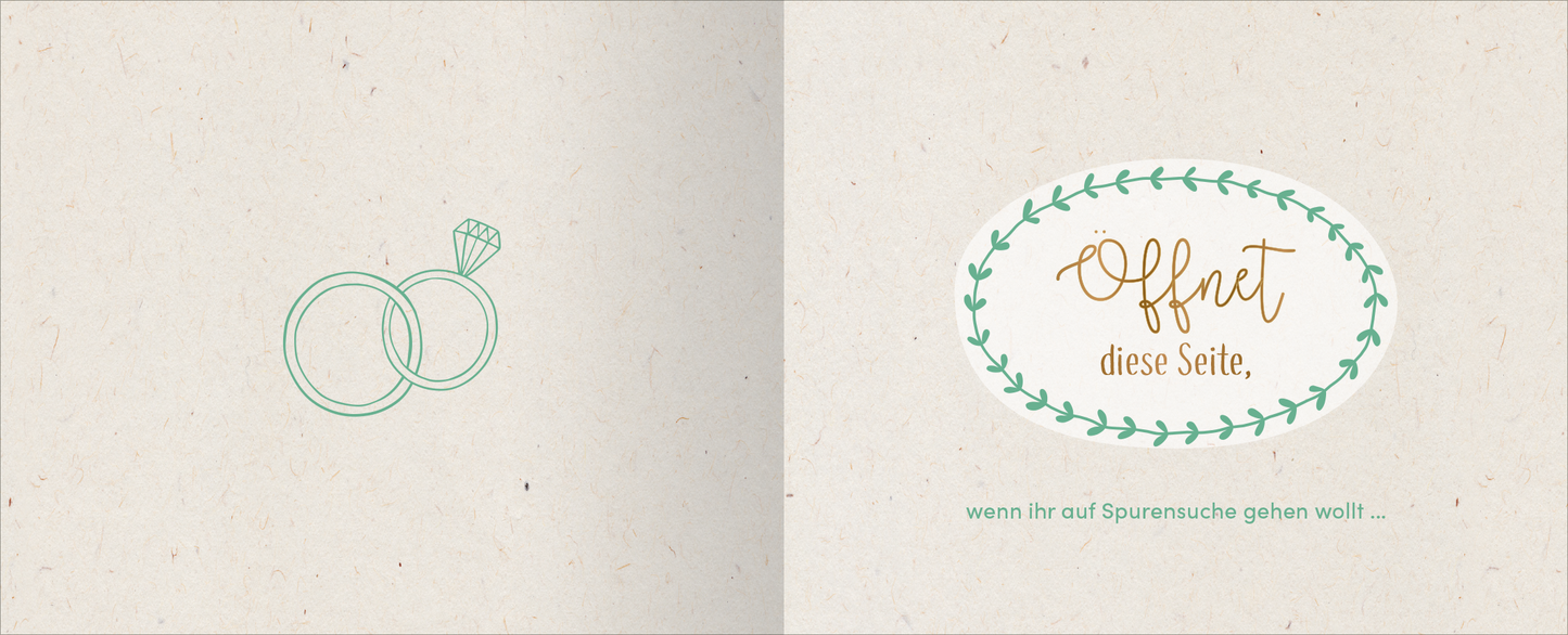 Gezeigt wird eine Innen- oder Zusatzansicht von „Zur goldenen Hochzeit – 50 Jahre Glück und Liebe“. Die linke Seite zeigt eine zarte, skizzierte Darstellung von Eheringen mit einem glänzenden Diamanten, in sanften grünen Tönen. Auf der rechten Seite steht in eleganter, goldener Schrift „Öffnet diese Seite“, umrandet von einer filigranen, grünen Blattdekor. Darunter befindet sich der Text „wenn ihr auf Spurensuche gehen wollt…“ in sanftem, hellgrün.