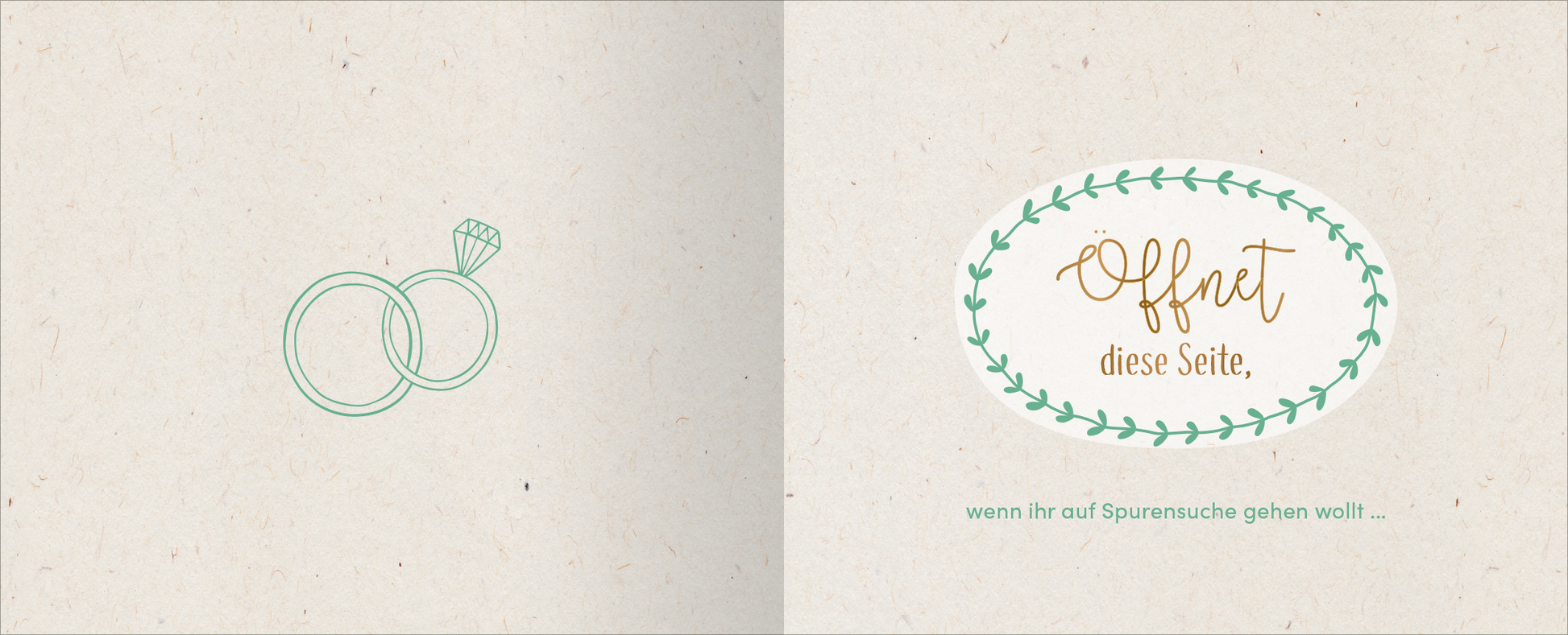 Gezeigt wird eine Innen- oder Zusatzansicht von „Zur goldenen Hochzeit – 50 Jahre Glück und Liebe“. Die linke Seite zeigt eine zarte, skizzierte Darstellung von Eheringen mit einem glänzenden Diamanten, in sanften grünen Tönen. Auf der rechten Seite steht in eleganter, goldener Schrift „Öffnet diese Seite“, umrandet von einer filigranen, grünen Blattdekor. Darunter befindet sich der Text „wenn ihr auf Spurensuche gehen wollt…“ in sanftem, hellgrün.