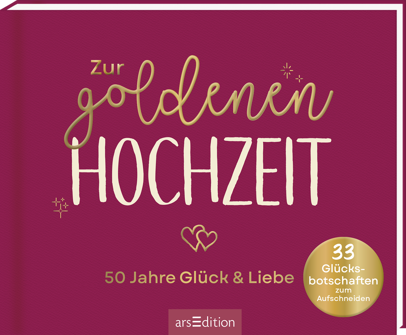 Auf dem Cover des Buches „Zur goldenen Hochzeit“ dominiert ein kräftiger, weinroter Hintergrund. Der Titel ist in eleganten, goldenen Buchstaben mit einer verspielten Schriftart gestaltet, wobei „goldenen“ besonders betont wird. Darunter sind in geschwungener Schrift die Worte „50 Jahre Glück & Liebe“ zu sehen. Ein goldener Button mit dem Text „33 Glücksbotschaften zum Aufschneiden“ hebt sich ab. Zwei stilisierte Herzen ergänzen die Gestaltung. Ganz unten mittig steht...