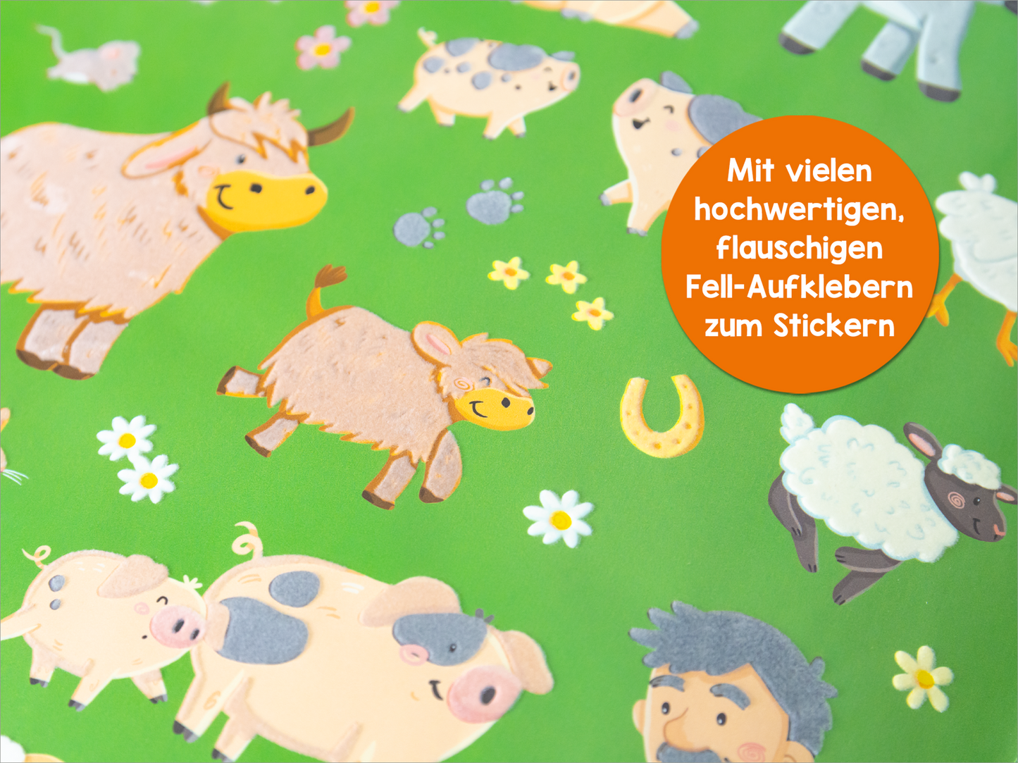 Gezeigt wird eine Innen- oder Zusatzansicht von „Mein flauschiges Stickerheft – Bauernhof“. Es soll die Flauschigkeit der Sticker aus der Nähe gezeigt werden. Daher wir ein Stickerbogen auf diesem Bild sehr nah abgebildet. In einem orangenen Störer steht der Text: „Mit vielen hochwertigen, flauschigen Fell-Aufklebern zum Stickern“.