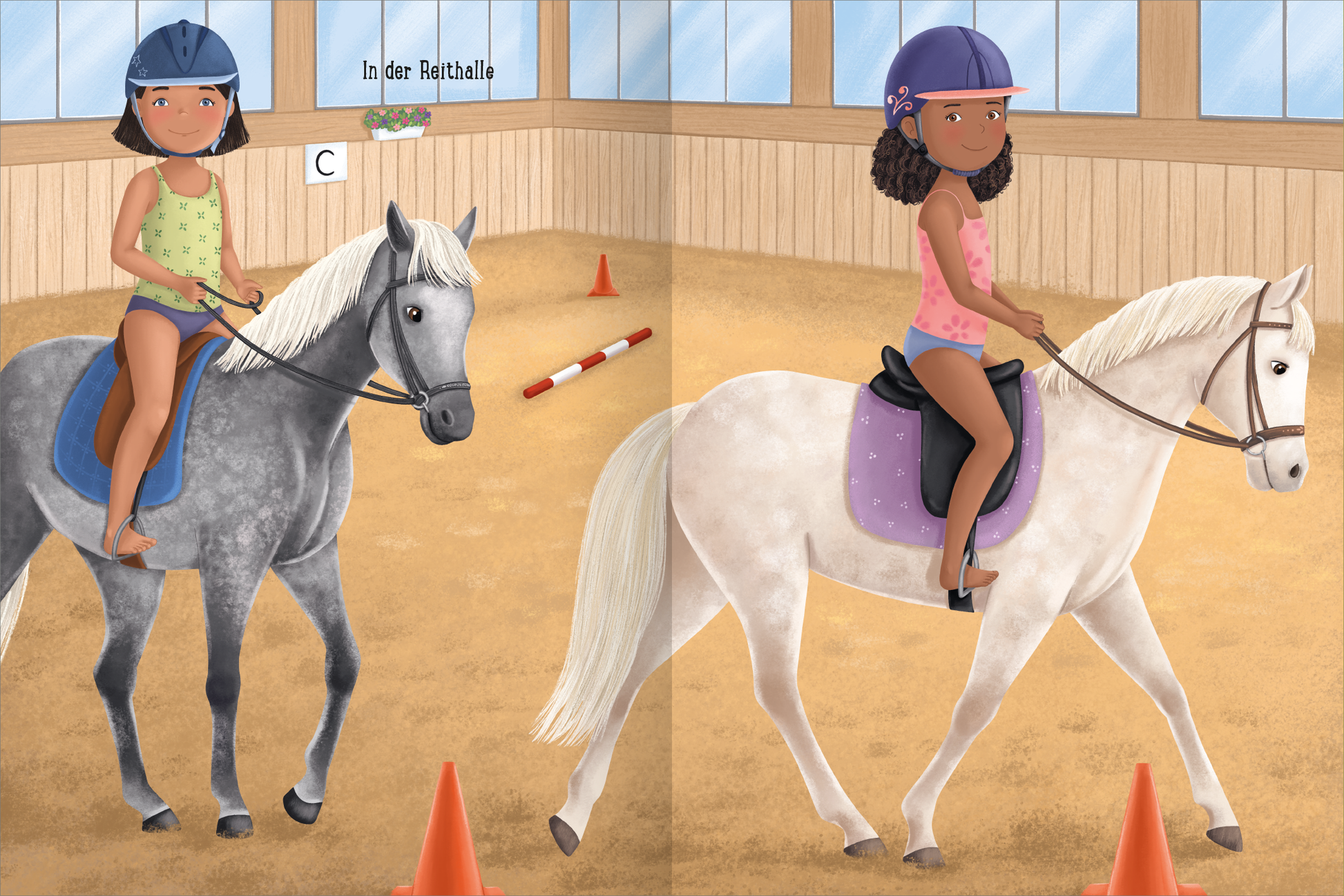 Gezeigt wird eine Innen- oder Zusatzansicht von „Erstes Stickern Anziehpuppen – Reiterhof“. Die Illustration zeigt zwei Kinder, die auf Ponys reiten, in einer Reithalle. Links sitzt ein Mädchen mit dunkelbraunem Haar auf einem grauen Pony, während sie ein grünes Oberteil und eine blaue Reitkappe trägt. Rechts reitet ein weiteres Mädchen mit lockigem Haar auf einem weißen Pony, gekleidet in einem rosa Oberteil und einer lila Reitkappe. Der Boden ist mit orangen Pylonen und einem...