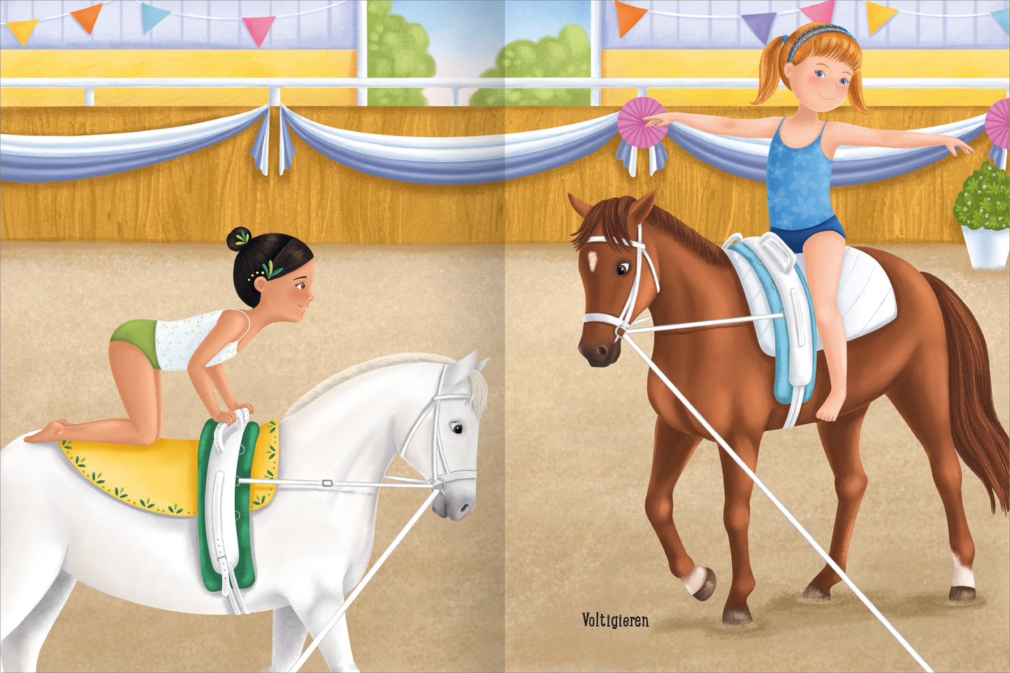 Gezeigt wird eine Innen- oder Zusatzansicht von „Erstes Stickern Anziehpuppen – Reiterhof“. Die Illustration zeigt zwei Kinder beim Voltigieren auf Pferden in einer hellen Reithalle. Links sitzt ein Mädchen auf einem weißen Pferd, während es sich nach vorne beugt, und rechts steht ein anderes Mädchen auf einem braunen Pferd, das mit einem Sattel ausgestattet ist. Die Farbgebung ist freundlich und lebhaft, mit hellen Tönen von Blau, Gelb und Braun. Die Szene wird von festlichen...
