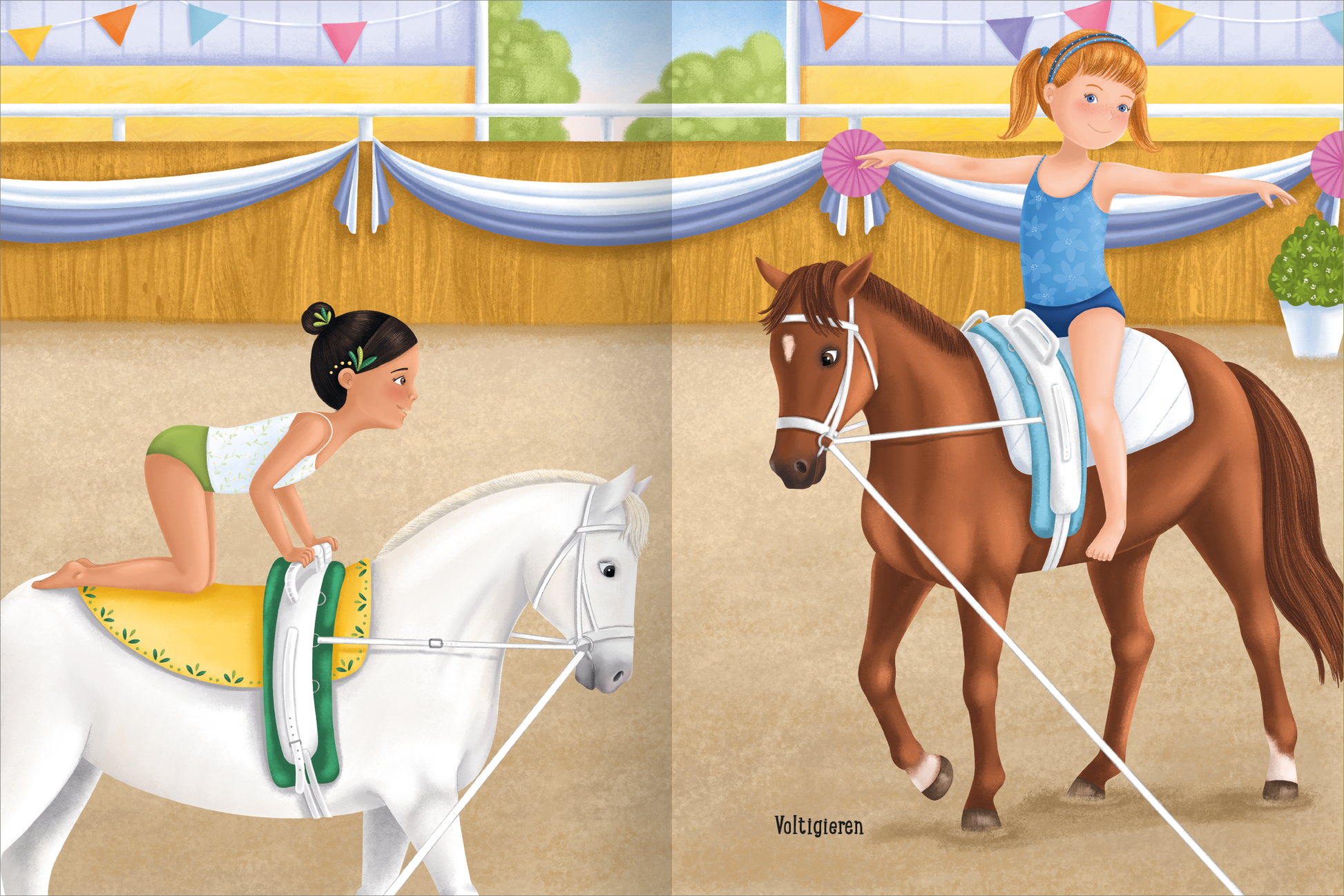 Gezeigt wird eine Innen- oder Zusatzansicht von „Erstes Stickern Anziehpuppen – Reiterhof“. Die Illustration zeigt zwei Kinder beim Voltigieren auf Pferden in einer hellen Reithalle. Links sitzt ein Mädchen auf einem weißen Pferd, während es sich nach vorne beugt, und rechts steht ein anderes Mädchen auf einem braunen Pferd, das mit einem Sattel ausgestattet ist. Die Farbgebung ist freundlich und lebhaft, mit hellen Tönen von Blau, Gelb und Braun. Die Szene wird von festlichen...