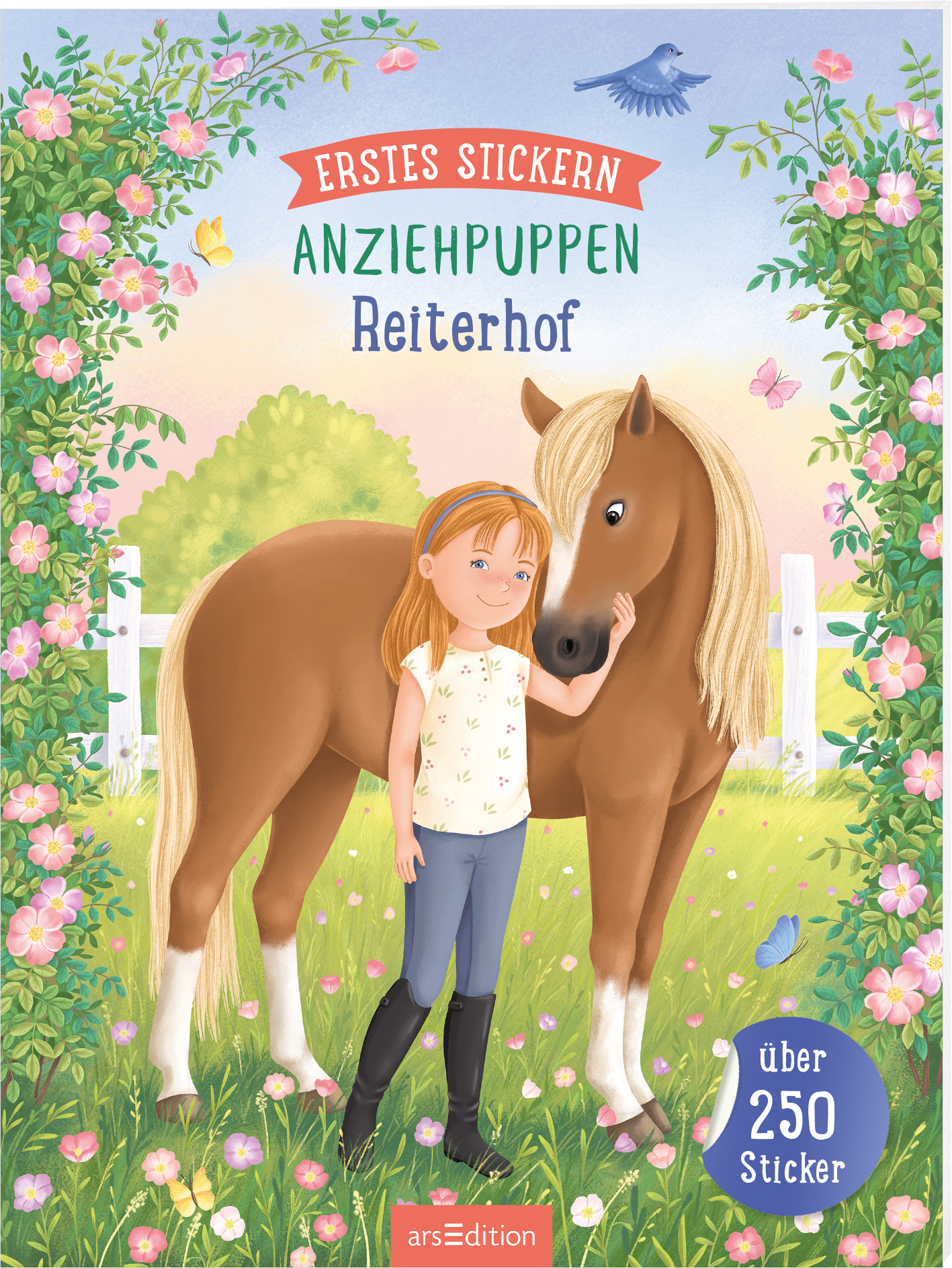Auf dem Buchcover „Erstes Stickern Anziehpuppen Reiterhof“ ist ein Mädchen mit langen, blonden Haaren zu sehen, das sanft ein braunes Pferd streichelt. Die warme Farbpalette in sanften Pastelltönen vermittelt eine freundliche Atmosphäre. Der Titel ist in einer verspielten Schriftart in Rot und Blau gestaltet. Oben auf dem Cover ist ein Hinweis auf „über 250 Sticker“ zu finden. Ganz unten mittig steht der Logoschriftzug von arsEdition.