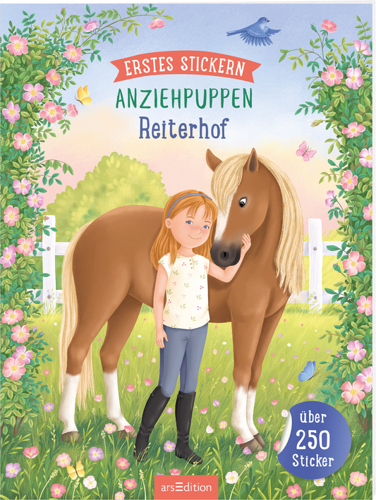 Auf dem Buchcover „Erstes Stickern Anziehpuppen Reiterhof“ ist ein Mädchen mit langen, blonden Haaren zu sehen, das sanft ein braunes Pferd streichelt. Die warme Farbpalette in sanften Pastelltönen vermittelt eine freundliche Atmosphäre. Der Titel ist in einer verspielten Schriftart in Rot und Blau gestaltet. Oben auf dem Cover ist ein Hinweis auf „über 250 Sticker“ zu finden. Ganz unten mittig steht der Logoschriftzug von arsEdition.