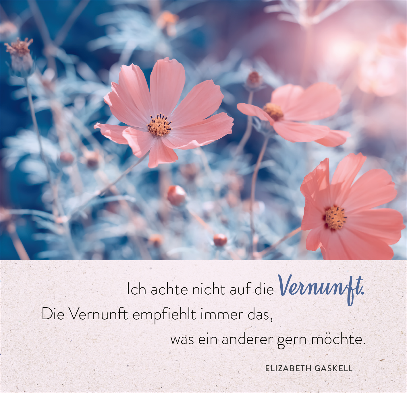 Gezeigt wird eine Innen- oder Zusatzansicht von „365 Tage voller Liebe und Lebensfreude“. Die Darstellung umfasst sanfte, blühende, rosa Blumen vor einem sanften, blauen Hintergrund. Der obere Teil enthält eine handschriftlich wirkende Schrift, die den Satz „Ich achte nicht auf die Vernunft“ hervorhebt, während die darunterstehende, klarere Typografie die Gedanken von Elizabeth Gaskell zitiert. Die harmonische Farbgebung und die ansprechende Schriftart vermitteln ein Gefühl von...