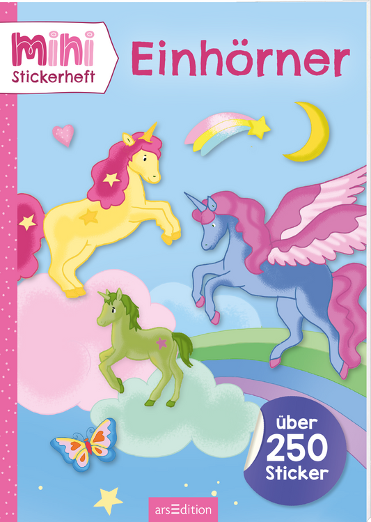 Auf dem Cover des „mini Stickerhefts Einhörner“ sind verschiedene bunte Einhörner abgebildet. Ein gelbes, ein rosa und ein grünes Einhorn stehen spielerisch in einer fantasievollen Wolkenlandschaft vor einem hellblauen Hintergrund. Bunte Regenbogen und Sterne sowie eine Mondsichel verleihen der Szene eine zauberhafte Atmosphäre. Die Schrift „mini Stickerheft“ ist in einem verspielten, pinken Design gehalten. Unten links befindet sich ein Hinweis auf „über 250 Sticker“. Ganz...