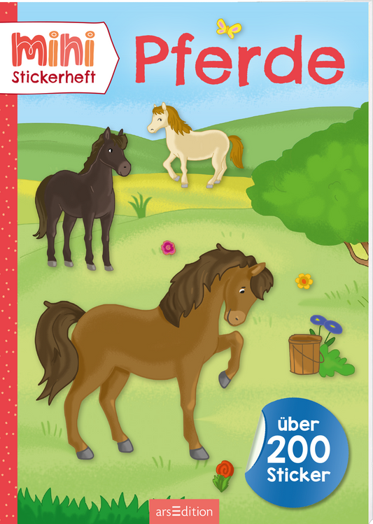 Das Buchcover zeigt eine kinderfreundliche Illustration von drei Pferden in einer Wiese. Vordergründig steht ein braunes Pferd, das seine Vorderbeine hebt, während ein schwarzes und ein weißes Pferd im Hintergrund grasen. Die Farben sind sanft und einladend, mit einem hellblauen Himmel und sattem Grün. Der Titel „mini Stickerheft Pferde“ ist in großer roter Schrift oben platziert. Unten rechts befindet sich ein Hinweis auf „über 200 Sticker“ in einem weißen Banner. Ganz unten...