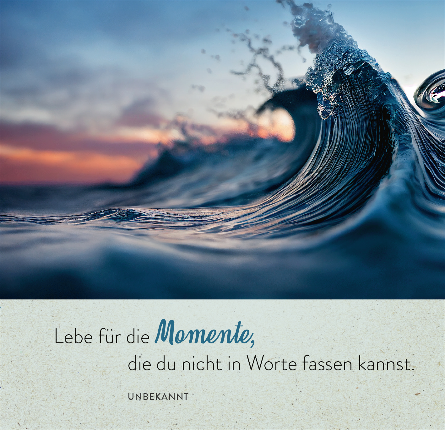 Gezeigt wird eine Innen- oder Zusatzansicht von „365 spirituelle Weisheiten aus aller Welt“. Im unteren Bereich der Darstellung steht der Text „Lebe für die Momente, die du nicht in Worte fassen kannst“ in einer eleganten, sanften Schriftart. Die Wörter „Momente“ sind besonders hervorgehoben und groß geschrieben. Der Hintergrund zeigt eine dynamische Welle in sanften Blau- und Grautönen, während der obere Teil einen warmen, farbigen Himmel bei Sonnenuntergang reflektiert.
