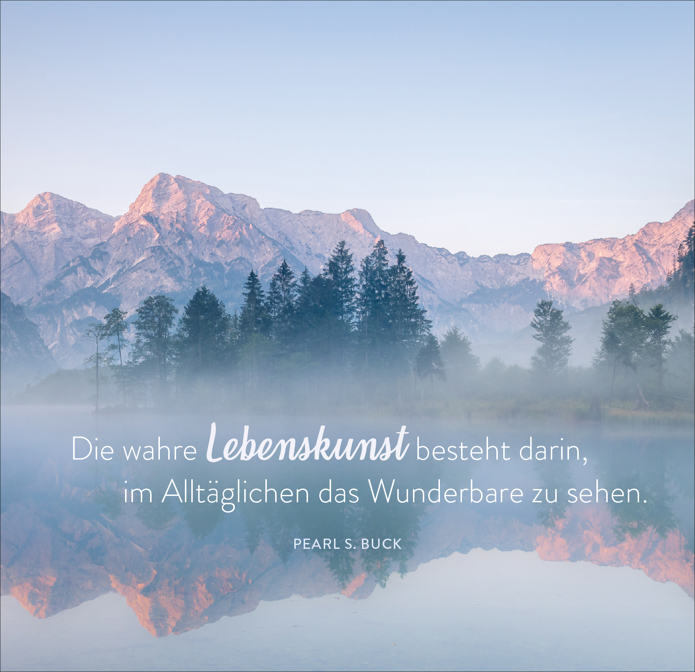 Gezeigt wird eine Innen- oder Zusatzansicht von „365 spirituelle Weisheiten aus aller Welt“. Der Hintergrund zeigt eine sanfte Landschaft mit Bergen und Bäumen, umgeben von Morgendunst, was eine friedliche Stimmung erzeugt. In der Mitte steht der inspirierende Text: „Die wahre Lebenskunst besteht darin, im Alltäglichen das Wunderbare zu sehen.“ Die Typografie ist klar und modern, wobei das Wort „Lebenskunst“ hervorgehoben ist. Die Farben sind überwiegend in sanften Blau- und...