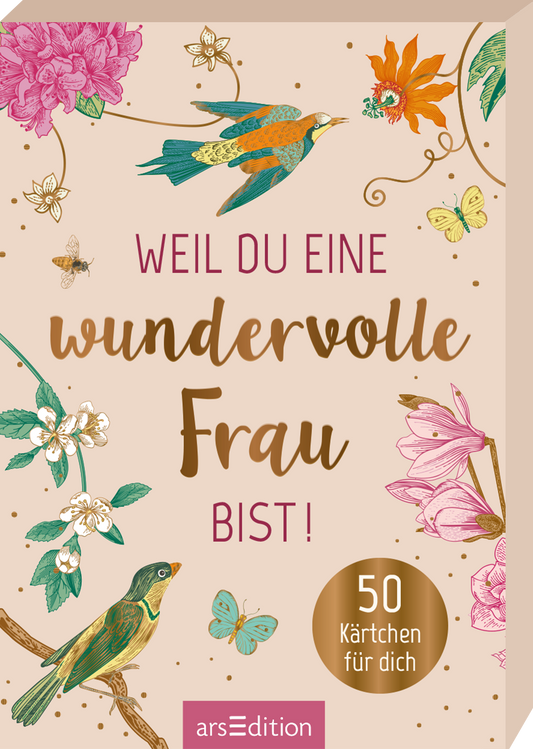 Das Buchcover zeigt eine sanfte, beige Hintergrundfarbe, die mit bunten Illustrationen von Vögeln, Schmetterlingen und Blumen geschmückt ist. In der Mitte des Covers befindet sich der Titel „WEIL DU EINE wundervolle FRAU BIST!“ in einer ansprechenden, variierenden Typografie, wobei „wundervolle“ in Gold hervorgehoben wird. Unten rechts ist ein goldener Button mit der Aufschrift „50 Kärtchen für dich“ platziert. Ganz unten mittig steht der Logoschriftzug von arsEdition.