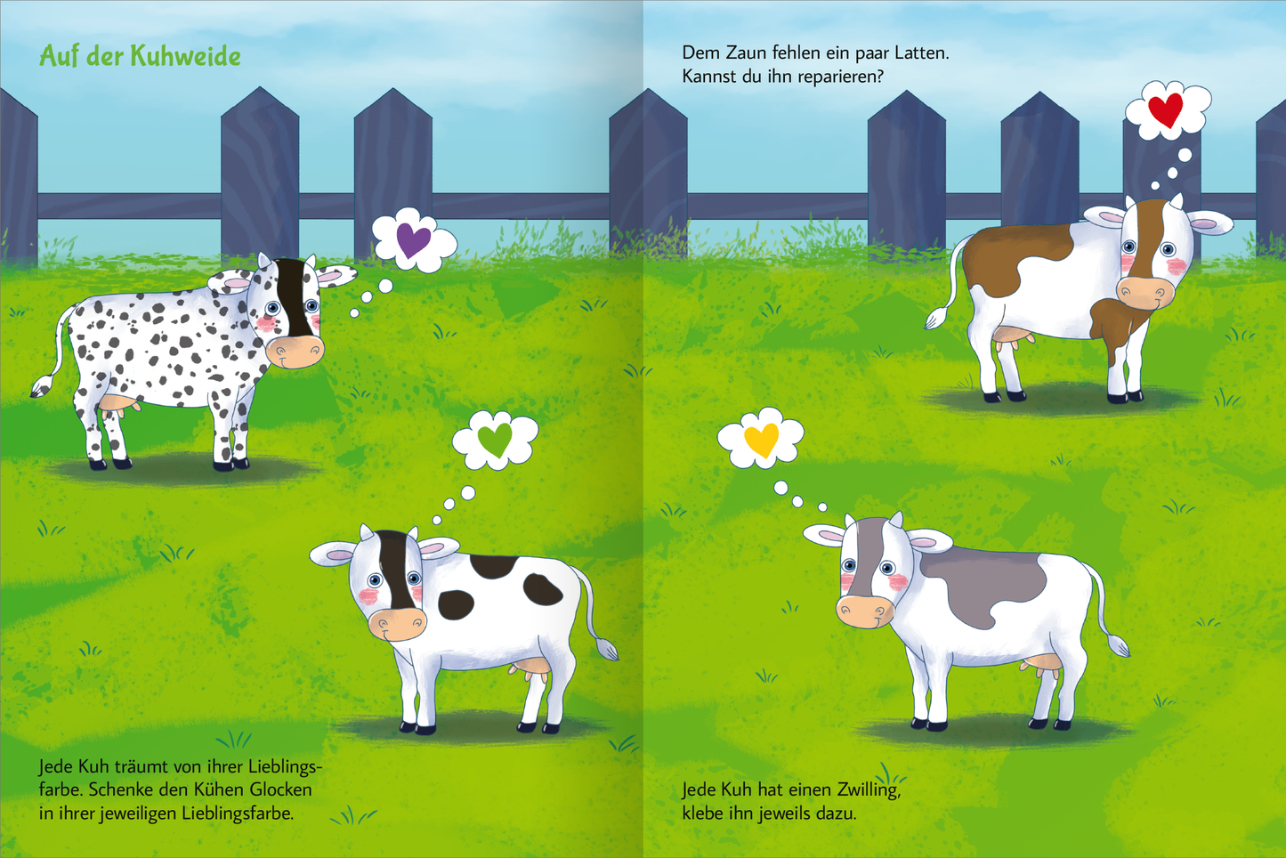 Gezeigt wird eine Innen- oder Zusatzansicht von „Stickern und Rätseln – Bauernhof“. Die Illustration zeigt eine grüne Wiese mit zwei niedlichen Kühen in unterschiedlichen Farben: eine mit schwarzen Punkten und eine braune. Über den Kühen sind farbige Gedankenblasen mit Herzmotiven zu sehen. Im Hintergrund steht ein Zaun, von dem einige Latten fehlen, sowie ein blauer Himmel. Die freundliche, kindgerechte Typografie hebt die Anweisungen für die kleinen Leser hervor.