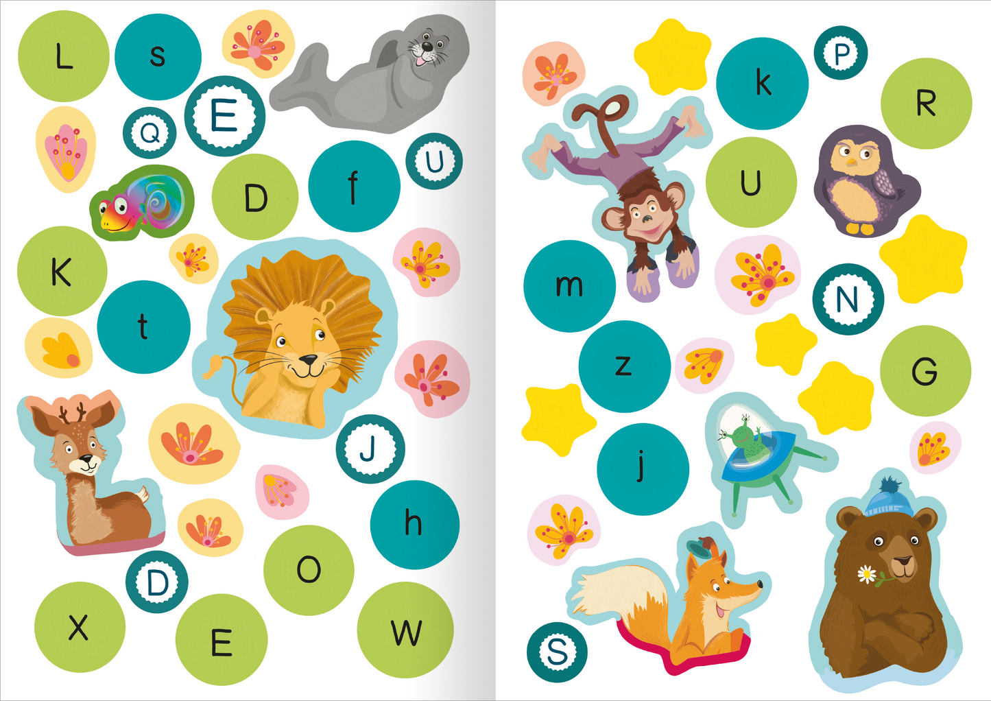 Gezeigt wird eine Innen- oder Zusatzansicht von „Schulstart-Sticker-Poster Buchstaben und Zahlen“. Die Seite enthält bunte Sticker mit Tieren und Formen. Auf der linken Seite sind Charaktere wie ein Löwe, ein Seehund und ein Rehkitz in leuchtenden Farben dargestellt, umgeben von blauen und grünen Kreisen. Auf der rechten Seite finden sich weitere Tiermotive, darunter ein Affe und ein Bär, sowie gelbe Sterne. Die Typografie ist spielerisch und vielfältig gestaltet.