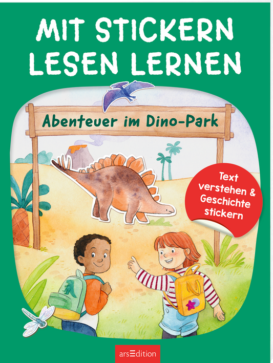 Auf dem Buchcover „Mit Stickern lesen lernen: Abenteuer im Dino-Park“ dominieren leuchtendes Grün und weitere bunte Farben. In der Mitte ist ein Schild mit dem Titel zu sehen, umgeben von fröhlichen Kinderszenen und einem großen Dinosaurier. Zwei Kinder, ein Junge mit brauner Haut und ein Mädchen mit roten Haaren, stehen im Vordergrund und entdecken die Welt der Dinosaurier. Ein roter Button im unteren rechten Bereich enthält den Text „Text verstehen & Geschichten stickern“....