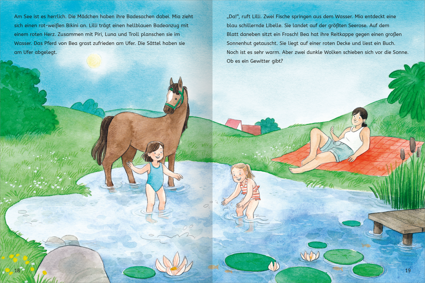 „Gezeigt wird eine Innen- oder Zusatzansicht von „Mit Stickern Lesen lernen – Ferien auf dem Reiterhof“. Die Illustration zeigt eine idyllische, farbenfrohe Szene am Wasser, umgeben von üppigem Grün. Ein braunes Pferd steht am Ufer, während zwei Mädchen im Wasser spielen. Auf der rechten Seite sitzt ein Junge auf einer Decke, entspannt in der Sonne. Die sanften Farben und die kindgerechte Typografie vermitteln eine fröhliche Urlaubsatmosphäre.“