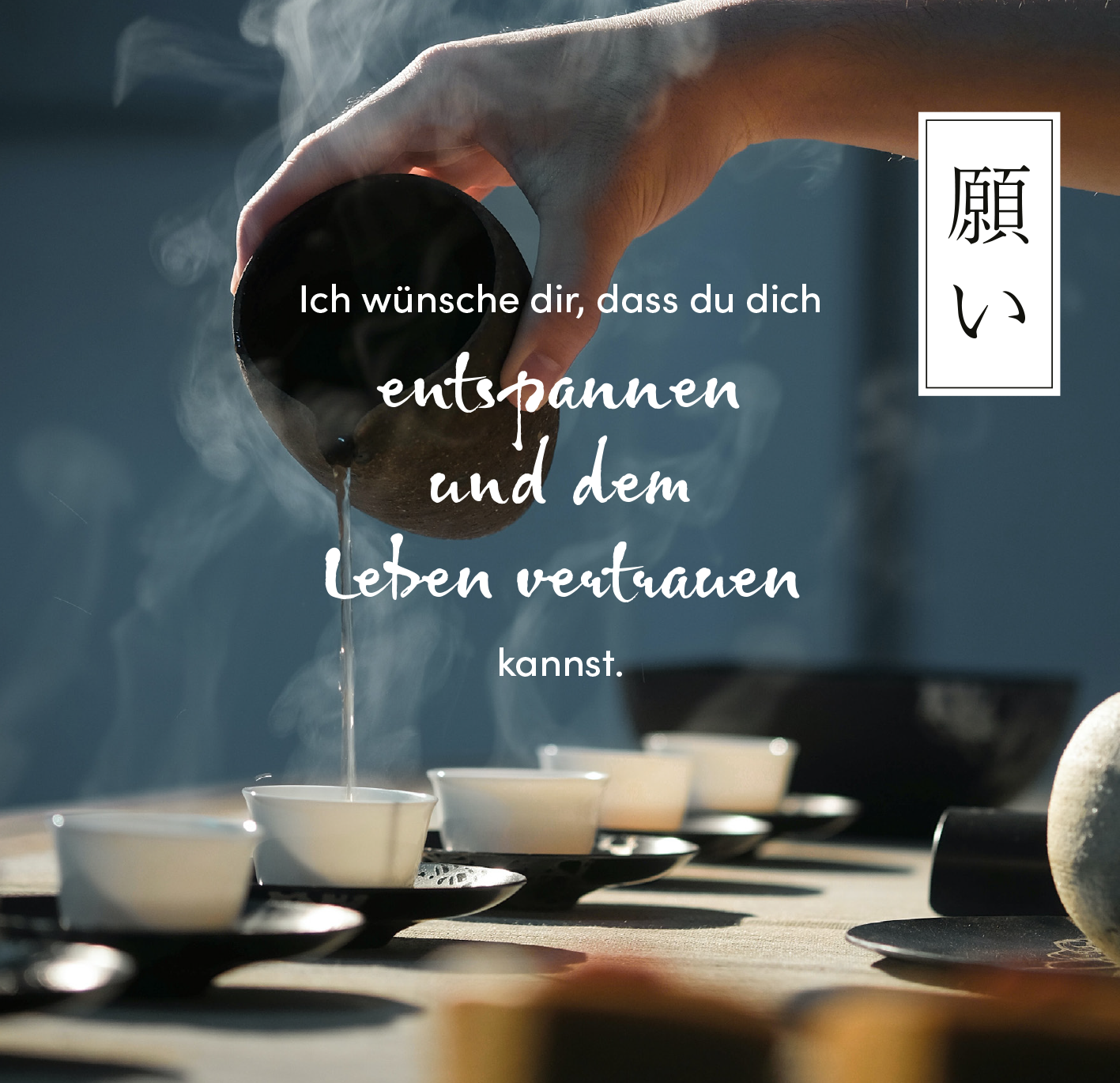 Gezeigt wird eine Innen- oder Zusatzansicht von „Sei gut zu dir“. Die Szene zeigt eine handgefertigte Teekanne, aus der gleichmäßig Tee in kleine Tassen ausgegossen wird. Dünner Dampf steigt auf, während eine warme, beruhigende Farbpalette aus Erdtönen und sanften Nuancen dominiert. Der Schriftzug „Ich wünsche dir, dass du dich entspannen und dem Leben vertrauen kannst“ wird in einer verspielten, eleganten Schriftart präsentiert, umgeben von minimalistischen Elementen.