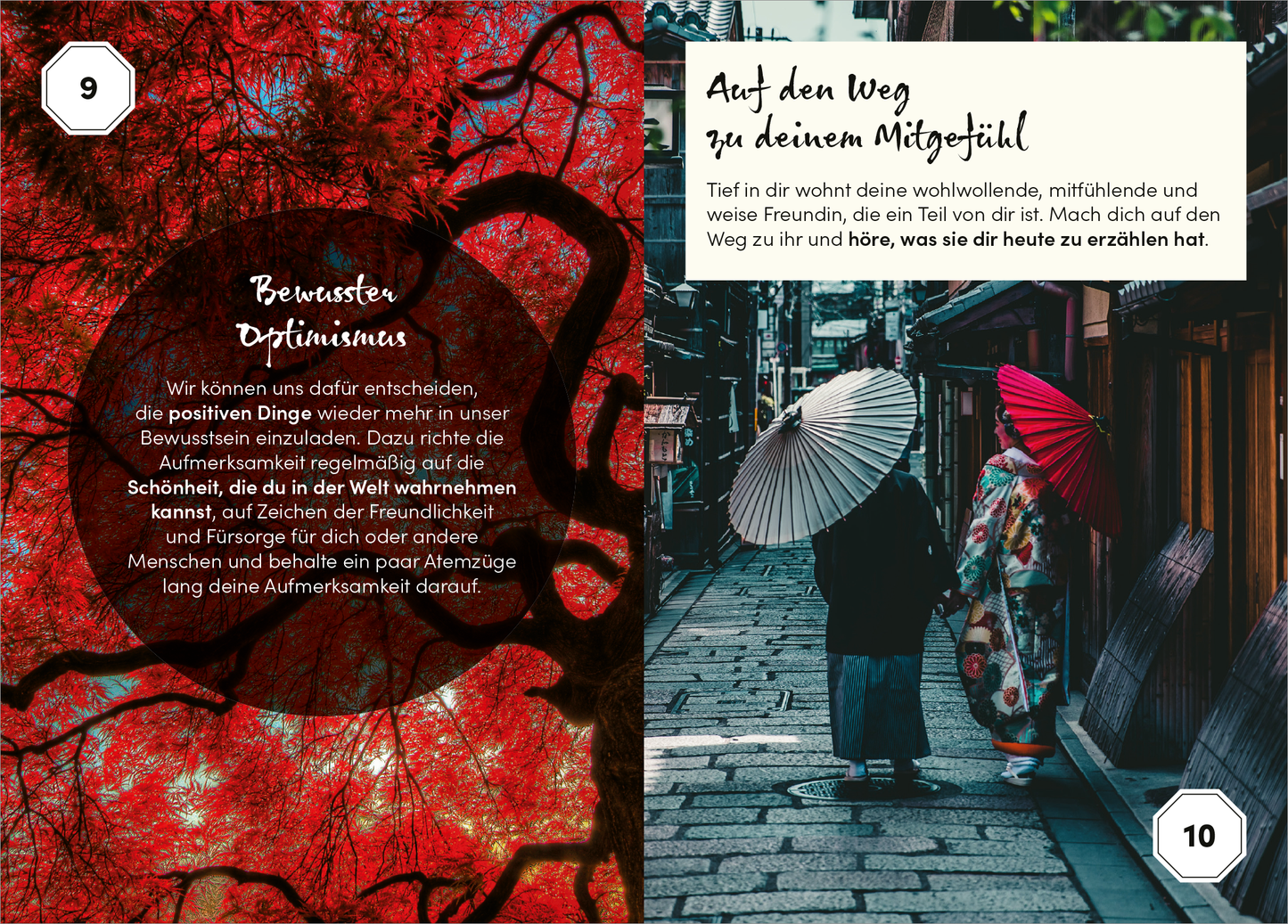 Gezeigt wird eine Innen- oder Zusatzansicht von „Kintsugi“. Die linke Seite zeigt eine bunte Illustration mit roten Blättern und einem kreisförmigen Bereich, der einen Text über bewussten Optimismus enthält. Die rechte Seite präsentiert eine fotografische Darstellung von zwei Personen in traditioneller Kleidung mit Regenschirmen in einer urbanen Umgebung. Der Titel „Auf den Weg zu deinem Mitgefühl“ ist in einer eleganten, handschriftlichen Schriftart gehalten. Die Gesamtästhetik...