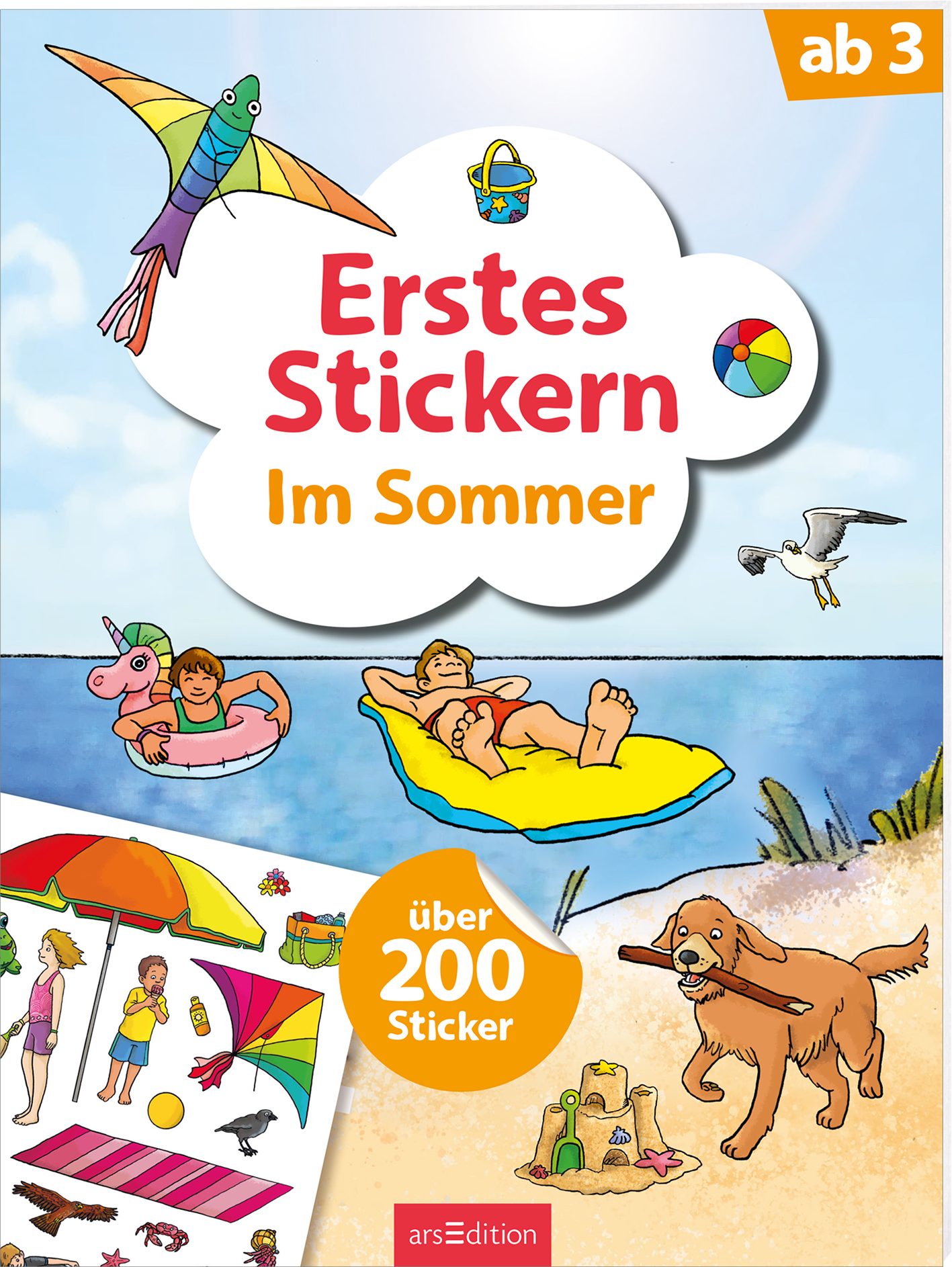 Auf dem Buchcover mit dem Titel „Erstes Stickern im Sommer“ steht der Schriftzug in kräftigem Rot und Gelb auf einer Wolke. Darunter sind bunte, sommerliche Illustrationen zu sehen, darunter ein Kind in einem aufblasbaren Einhorn, das im Wasser spielt, sowie ein weiteres Kind, das auf einem Liegefloß liegt. In der unteren Ecke befindet sich ein rundes Emblem mit „über 200 Sticker“. Ganz unten mittig steht der Logoschriftzug von arsEdition.