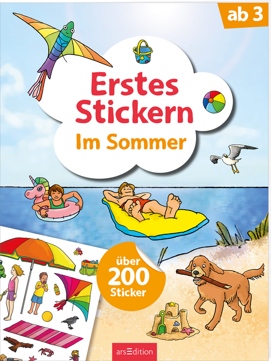 Auf dem Buchcover mit dem Titel „Erstes Stickern im Sommer“ steht der Schriftzug in kräftigem Rot und Gelb auf einer Wolke. Darunter sind bunte, sommerliche Illustrationen zu sehen, darunter ein Kind in einem aufblasbaren Einhorn, das im Wasser spielt, sowie ein weiteres Kind, das auf einem Liegefloß liegt. In der unteren Ecke befindet sich ein rundes Emblem mit „über 200 Sticker“. Ganz unten mittig steht der Logoschriftzug von arsEdition.