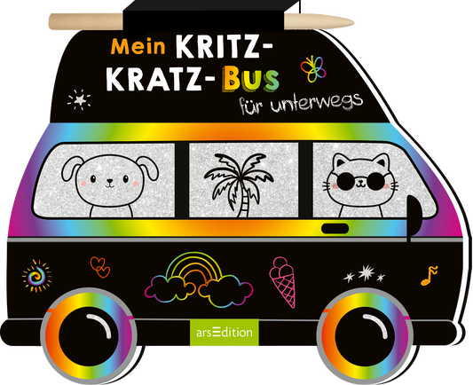 Das Buchcover zeigt einen schwarzen Bus mit bunten, regenbogenfarbenen Rädern. Auf den Fenstern sind ein niedlicher Hund und eine Katze mit Sonnenbrille abgebildet, die durch eine Palmenlandschaft blicken. Der Titel „Mein KRITZ-KRATZ-Bus für unterwegs“ hebt sich in lebendigen Farben ab. Um das Fahrzeug herum sind fröhliche, verspielte Motive wie Eis, Regenbögen und Sterne zu sehen. Ganz unten mittig steht der Logoschriftzug von arsEdition.