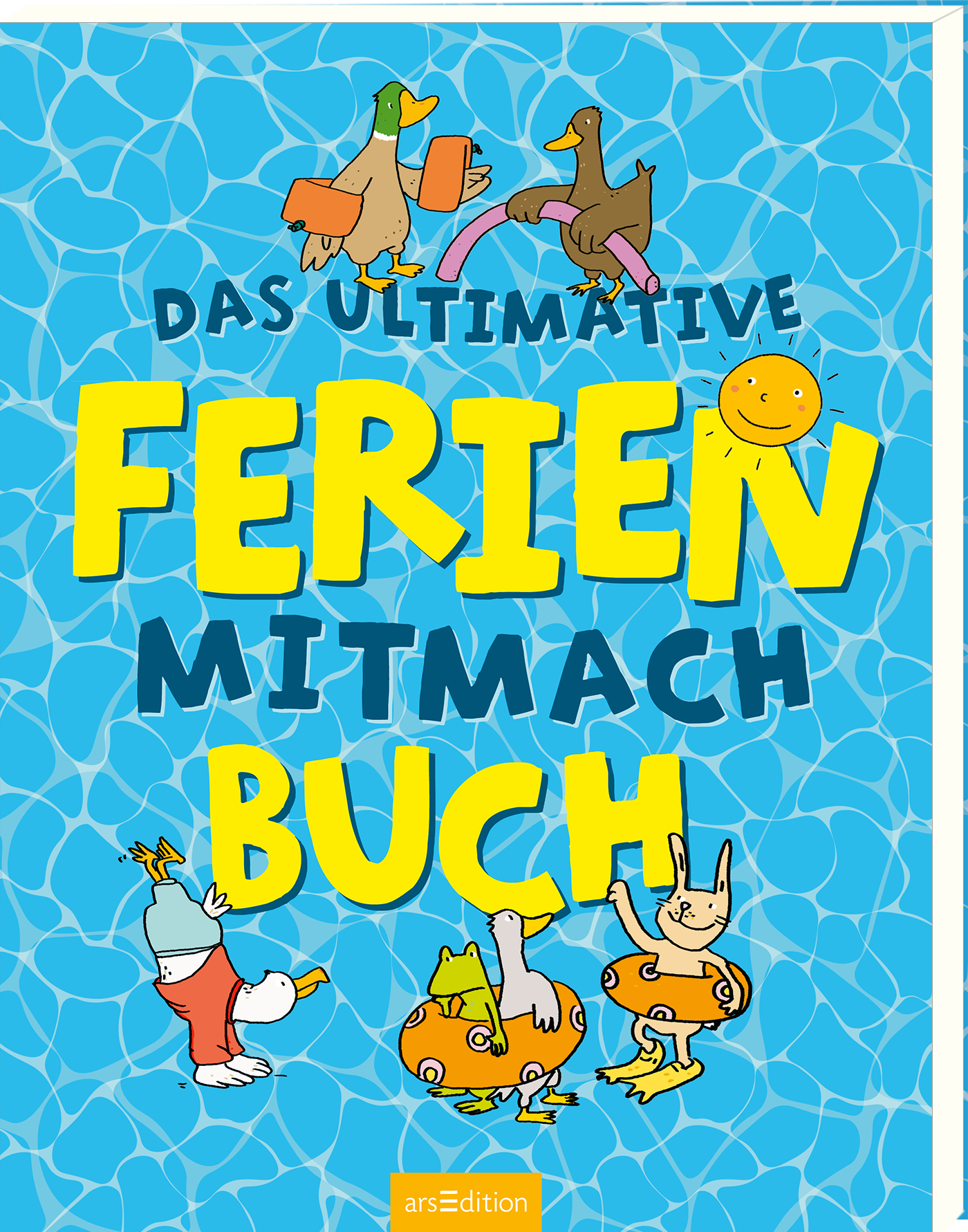 Zu sehen ist die 3D-Ansicht des Titels. Das Buchcover zeigt einen hellblauen Hintergrund mit Wassermuster, im Vordergrund befinden sich bunte, cartoonhafte Zeichnungen von Tieren wie Enten und Fröschen, die in Urlaubsaktivitäten verwickelt sind. Der Titel „Das ultimative Ferien Mitmachbuch“ ist in großen, gelben Buchstaben geschrieben, was die verspielte Atmosphäre unterstreicht. Ganz unten mittig steht der Logoschriftzug von arsEdition.