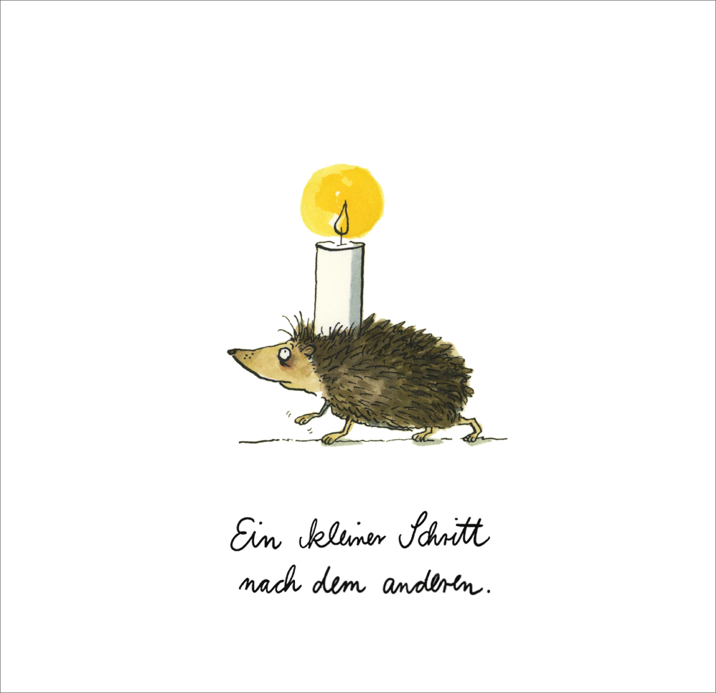 Gezeigt wird eine Innen- oder Zusatzansicht von „Ein Licht für dich“. Das Bild zeigt einen kleinen, niedlichen Igel, der langsam an einer weißen Kerze mit einer leuchtend gelben Flamme vorbeigeht. Unter dem Igel befindet sich in geschwungener, handschriftlicher Typografie die Botschaft „Ein kleiner Schritt nach dem anderen.“ Der Hintergrund ist schlicht und hell, wodurch die Hauptfiguren hervorstechen und eine warme Atmosphäre schaffen.