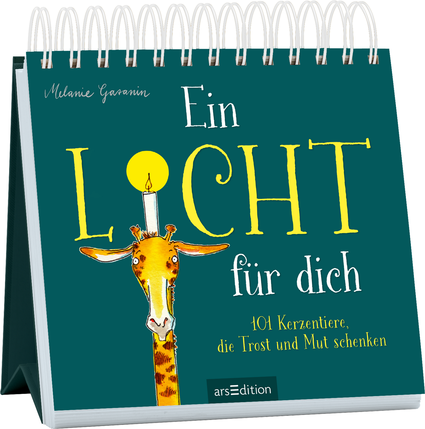 Das Buchcover zeigt eine verspielte, illustrierten Giraffe mit einer Kerze auf ihrem Kopf, die symbolisch für Trost und Mut steht. Der Hintergrund ist in einem tiefen Türkis gehalten, während der Titel „Ein LICHT für dich“ in großen, leuchtend gelben Buchstaben darüber prangt. Darunter finden sich die Worte „101 Kerzentiere, die Trost und Mut schenken“ in kleinerer, weißer Schrift. Oben links steht der Name der Autorin „Melanie Garanin“. Ganz unten mittig steht der...