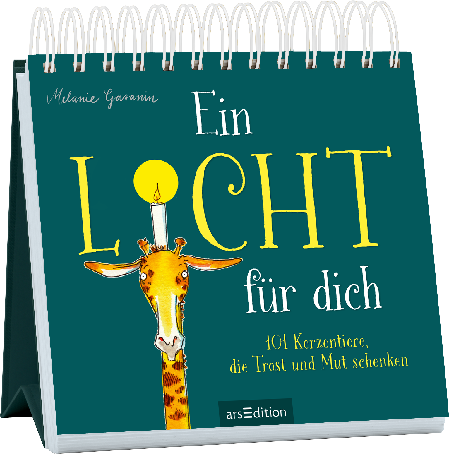 Das Buchcover zeigt eine verspielte, illustrierten Giraffe mit einer Kerze auf ihrem Kopf, die symbolisch für Trost und Mut steht. Der Hintergrund ist in einem tiefen Türkis gehalten, während der Titel „Ein LICHT für dich“ in großen, leuchtend gelben Buchstaben darüber prangt. Darunter finden sich die Worte „101 Kerzentiere, die Trost und Mut schenken“ in kleinerer, weißer Schrift. Oben links steht der Name der Autorin „Melanie Garanin“. Ganz unten mittig steht der...