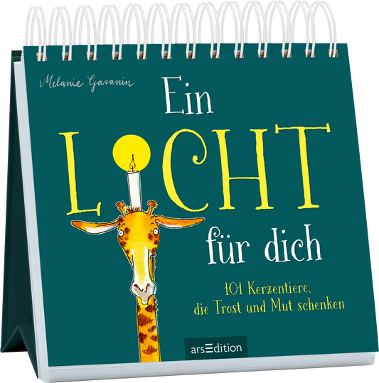 Das Buchcover zeigt eine verspielte, illustrierten Giraffe mit einer Kerze auf ihrem Kopf, die symbolisch für Trost und Mut steht. Der Hintergrund ist in einem tiefen Türkis gehalten, während der Titel „Ein LICHT für dich“ in großen, leuchtend gelben Buchstaben darüber prangt. Darunter finden sich die Worte „101 Kerzentiere, die Trost und Mut schenken“ in kleinerer, weißer Schrift. Oben links steht der Name der Autorin „Melanie Garanin“. Ganz unten mittig steht der...