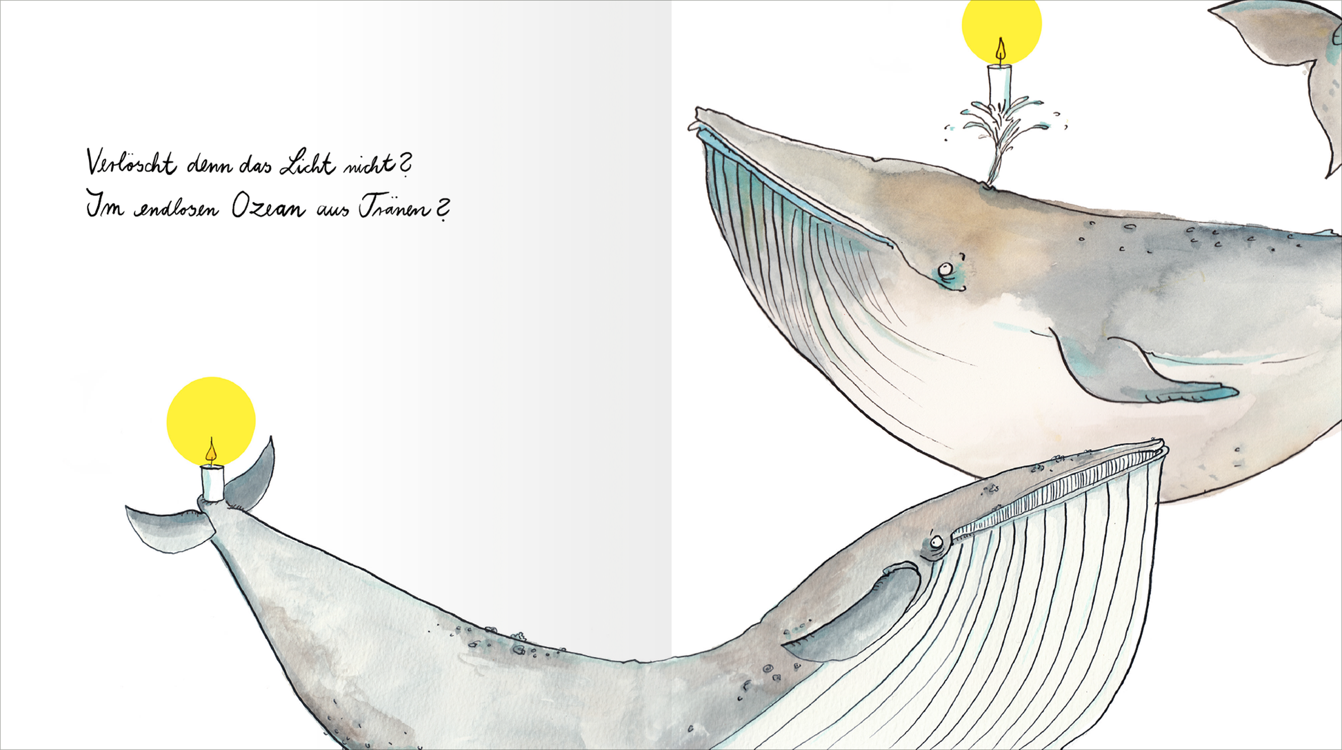 Gezeigt wird eine Innen- oder Zusatzansicht von „Was bleibt, ist Licht. Mini-Ausgabe“. Die Illustration zeigt mehrere Wale in sanften, aquarellartigen Farbtönen, vornehmlich Grau und Blau, mit leuchtend gelben Kerzen auf ihren Köpfen. Die handschriftliche Typografie auf der linken Seite hebt die Frage „Verbindet denn das Licht nicht? Im endlosen Ozean aus Träumen?“ hervor und ergänzt die visuelle Stimmung der Seite durch eine poetische Note.