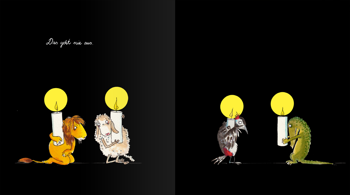 Gezeigt wird eine Innen- oder Zusatzansicht von „Was bleibt, ist Licht. Mini-Ausgabe“. Die Illustration zeigt eine dunkle, schwarze hintergrundfarbe, auf der links ein lionähnliches Tier und ein Schaf mit gelben Kerzen sitzen. Rechts sind ein Specht und ein grünes Tier abgebildet, die ebenfalls Kerzen halten. Die Figuren sind farbenfroh und cartoonhaft gestaltet, mit einer verspielten Typografie, die den Text „Das geht nie aus“ in geschwungener Schrift zeigt.