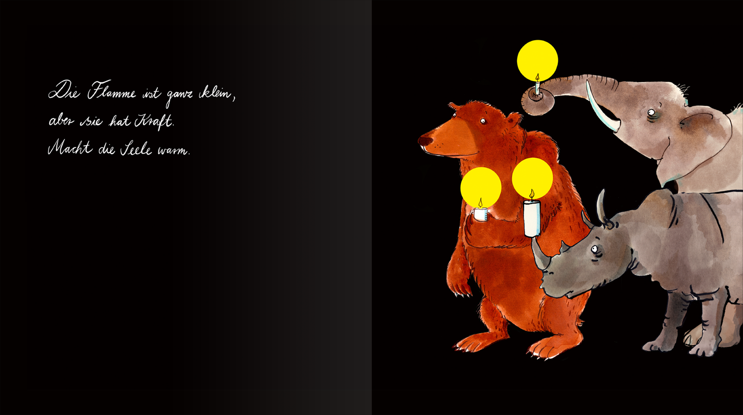 Gezeigt wird eine Innen- oder Zusatzansicht von „Was bleibt, ist Licht. Mini-Ausgabe“. Auf der linken Seite befindet sich ein handschriftlich gestalteter Text in Weiß auf schwarzem Hintergrund. Auf der rechten Seite sind drei Tiere zu sehen: ein brauner Bär, ein graues Elefantenbaby und ein Rhinozeros. Der Bär trägt leuchtende gelbe Kerzen, die eine warme Atmosphäre schaffen. Die Farben sind kräftig und lebendig, die Illustrationen wirken verspielt und ansprechend.