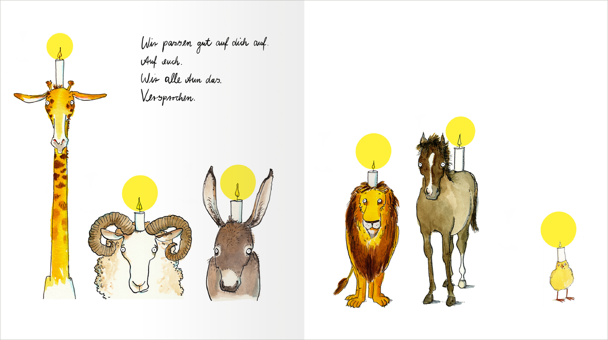 Gezeigt wird eine Innen- oder Zusatzansicht von „Was bleibt, ist Licht. Mini-Ausgabe“. Auf der linken Seite sind vier Tiere – eine Giraffe, ein Schaf, ein Esel und ein Löwe – abgebildet, jedes mit einer Kerze auf dem Kopf, die von einem gelben Lichtschein umgeben ist. Die Schrift ist handschriftlich und in Schwarz gehalten, zeigt den Text „Wir passen gut auf dich auf“. Die rechte Seite zeigt ein Pferd und einen kleinen Vogel ebenfalls mit Kerzen. Die Farbpalette ist sanft mit...