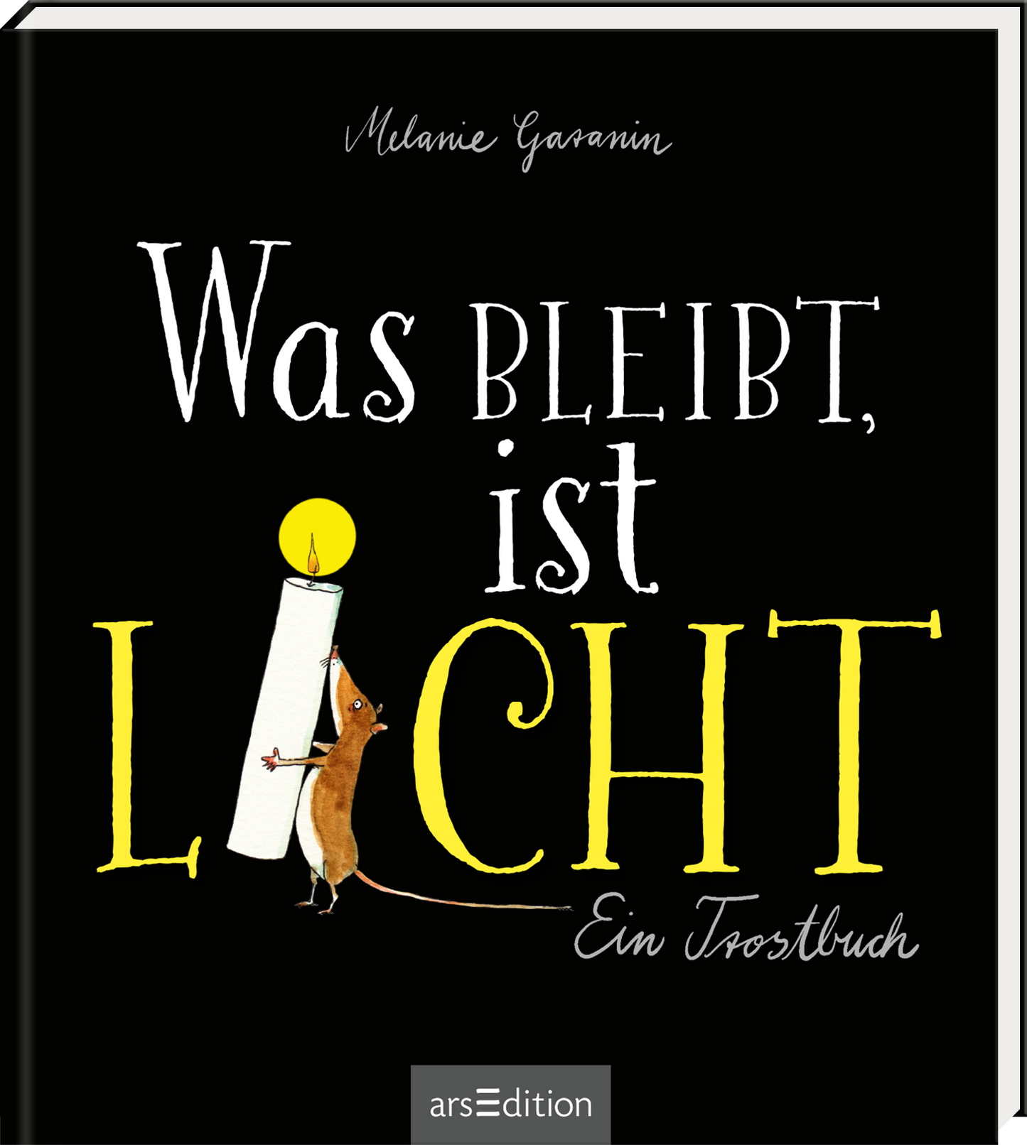Das Cover zeigt einen dunklen Hintergrund, auf dem eine kleine, freundliche Maus steht, die mit einem Wachslicht interagiert. Über der Maus leuchtet in großen, gelben Buchstaben der Titel „Was bleibt, ist LICHT“. Darunter steht in kleinerer, eleganter Schrift „Ein Trostbuch“. Der Name der Autorin, Melanie Garanin, ist oben in zarter Schrift platziert. Ein SPIEGEL-Bestseller-Button ist ebenfalls zu sehen. Ganz unten mittig steht der Logoschriftzug von arsEdition.