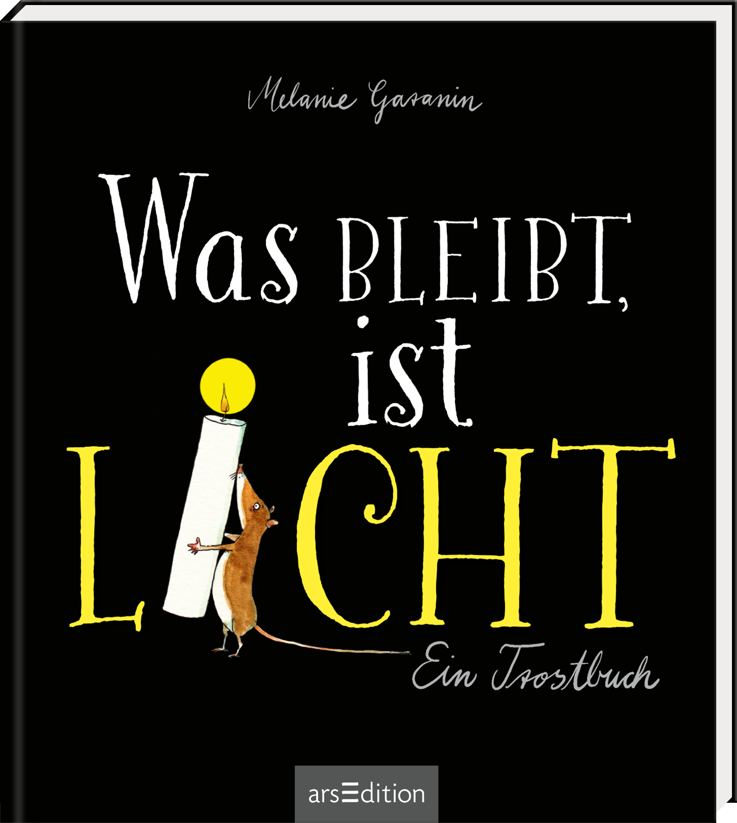 Das Cover zeigt einen dunklen Hintergrund, auf dem eine kleine, freundliche Maus steht, die mit einem Wachslicht interagiert. Über der Maus leuchtet in großen, gelben Buchstaben der Titel „Was bleibt, ist LICHT“. Darunter steht in kleinerer, eleganter Schrift „Ein Trostbuch“. Der Name der Autorin, Melanie Garanin, ist oben in zarter Schrift platziert. Ein SPIEGEL-Bestseller-Button ist ebenfalls zu sehen. Ganz unten mittig steht der Logoschriftzug von arsEdition.