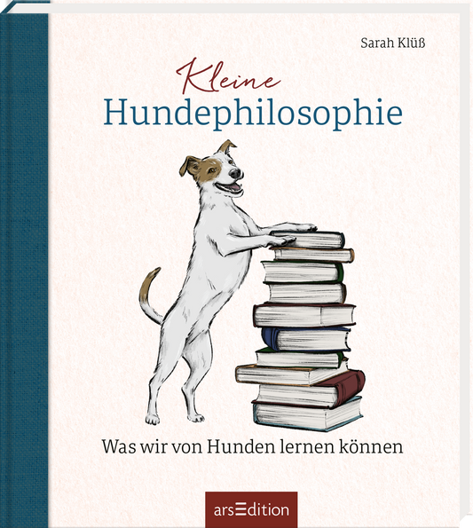 Auf dem Cover des Buches „Kleine Hundepilosophie“ von Sarah Klüß steht ein lebhaft gezeichnetter Hund auf einem kleinen Stapel Bücher. Der Hund hat ein neugieriges Gesicht und einen aufmerksamen Blick. Der Titel in geschwungener, roter Schrift zieht die Aufmerksamkeit auf sich. Der Untertitel „Was wir von Hunden lernen können“ steht in einer klaren, blauen Schrift. Der Hintergrund ist in sanften Pastellfarben gehalten, was eine freundliche Atmosphäre schafft. Ganz unten mittig...