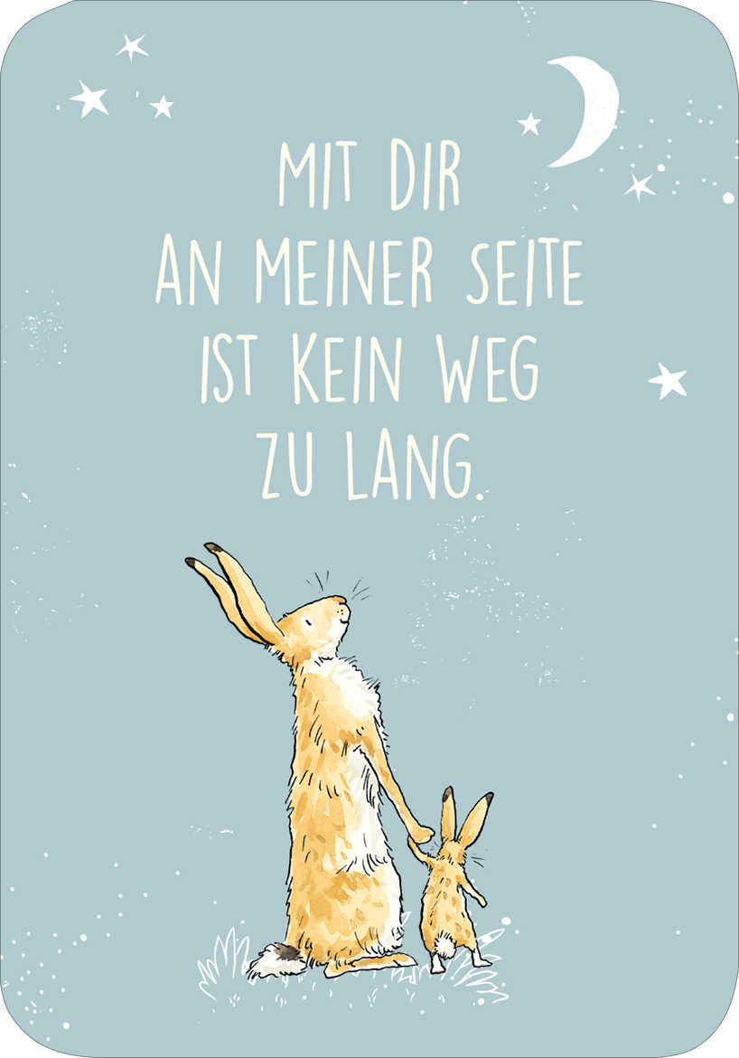 Gezeigt wird eine Innen- oder Zusatzansicht von „Weißt du eigentlich, wie lieb ich dich hab? Ich hab dich so lieb!“. Der Hintergrund ist zartblau, geschmückt mit weißen Sternen und einem Mond. In der Mitte steht der Schriftzug „MIT DIR AN MEINER SEITE IST KEIN WEG ZU LANG“ in großer, sanfter Typografie. Zwei niedliche Hasenfiguren sind abgebildet, einer davon etwas größer und der andere kleiner, die gemeinsam in den Himmel blicken.