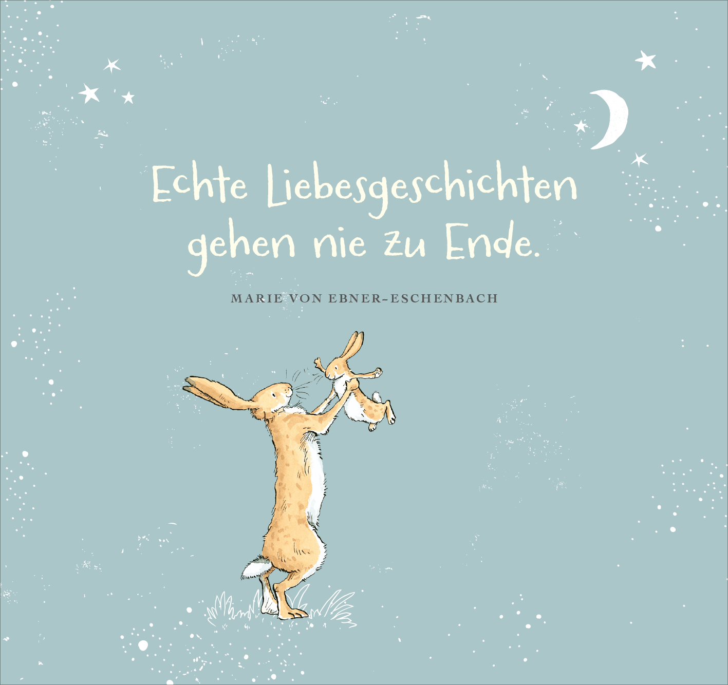 Gezeigt wird eine Innen- oder Zusatzansicht von „Bis zum Mond und wieder zurück – so sehr liebe ich dich!“. Der Hintergrund ist sanft in einem hellen Blau gehalten. In der Mitte steht in verspielter, weißer Schrift der Satz „Echte Liebesgeschichten gehen nie zu Ende“. Darunter befindet sich der Name „MARIE VON EBNER-ESCHENBACH“ in einer schmalen, grauen Schrift. Zwei niedliche, handgezeichnete Hasen zeigen Zuneigung zueinander, umgeben von kleinen, funkelnden Sternen und einem...