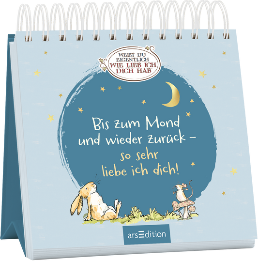Das Buchcover zeigt einen sanften, hellblauen Hintergrund mit einer runden, dunkelblauen Illustration, in der ein Mond und zahlreiche Sterne abgebildet sind. Darin befindet sich der Text „Bis zum Mond und wieder zurück – so sehr liebe ich dich!“ in weißer Schrift. Unten mittig sieht man die Illustrationen eines Kaninchen und einer Maus. Oben ist ein Schriftzug mit der Aufschrift „WEISST DU EIGENTLICH WIE LIEB ICH DICH HAB“. Ganz unten mittig steht der Logoschriftzug von arsEdition.