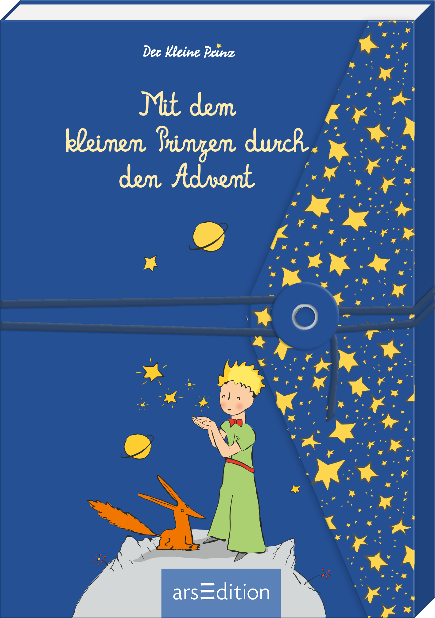 Das Buchcover zeigt einen tiefblauen Hintergrund mit goldgelben Sternen, die den oberen Teil schmücken. In der Mitte steht der kleine Prinz mit einer gelben Mütze, während er verträumt auf einem kleinen Hügel steht, neben ihm sitzt ein orangefarbener Fuchs. Der Titel „Mit dem kleinen Prinzen durch den Advent“ ist in einer verspielten, weißen Schriftart angeordnet. Oben links ist der Name des Autors, „Der kleine Prinz“, zu sehen. Ganz unten mittig steht der Logoschriftzug von...