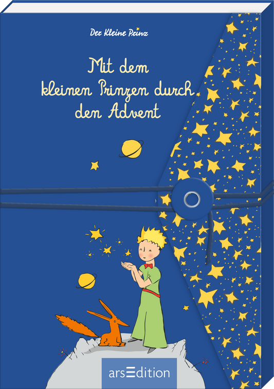 Das Buchcover zeigt einen tiefblauen Hintergrund mit goldgelben Sternen, die den oberen Teil schmücken. In der Mitte steht der kleine Prinz mit einer gelben Mütze, während er verträumt auf einem kleinen Hügel steht, neben ihm sitzt ein orangefarbener Fuchs. Der Titel „Mit dem kleinen Prinzen durch den Advent“ ist in einer verspielten, weißen Schriftart angeordnet. Oben links ist der Name des Autors, „Der kleine Prinz“, zu sehen. Ganz unten mittig steht der Logoschriftzug von...