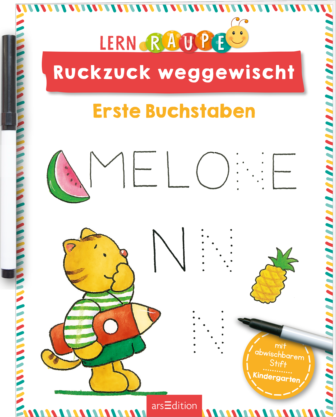 Das Buchcover zeigt eine fröhliche, orangefarbene Raupe mit einem lachenden Gesicht sowie den Titel „Ruckzuck weggewischt“ in großen roten Buchstaben oben. Untertitel „Erste Buchstaben“ steht in einer klaren, schlichten Schrift. Im Vordergrund ist ein niedlicher, gelb-orangefarbener Kater zu sehen, der ein Bleistift hält, umgeben von Zeichnungen von Obst, inklusive einer Wassermelone und einer Ananas. Am oberen Rand sind bunte, abgerundete Ecken zu sehen. Ganz unten mittig steht der...