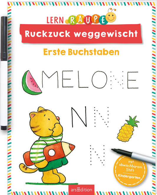 Das Buchcover zeigt eine fröhliche, orangefarbene Raupe mit einem lachenden Gesicht sowie den Titel „Ruckzuck weggewischt“ in großen roten Buchstaben oben. Untertitel „Erste Buchstaben“ steht in einer klaren, schlichten Schrift. Im Vordergrund ist ein niedlicher, gelb-orangefarbener Kater zu sehen, der ein Bleistift hält, umgeben von Zeichnungen von Obst, inklusive einer Wassermelone und einer Ananas. Am oberen Rand sind bunte, abgerundete Ecken zu sehen. Ganz unten mittig steht der...
