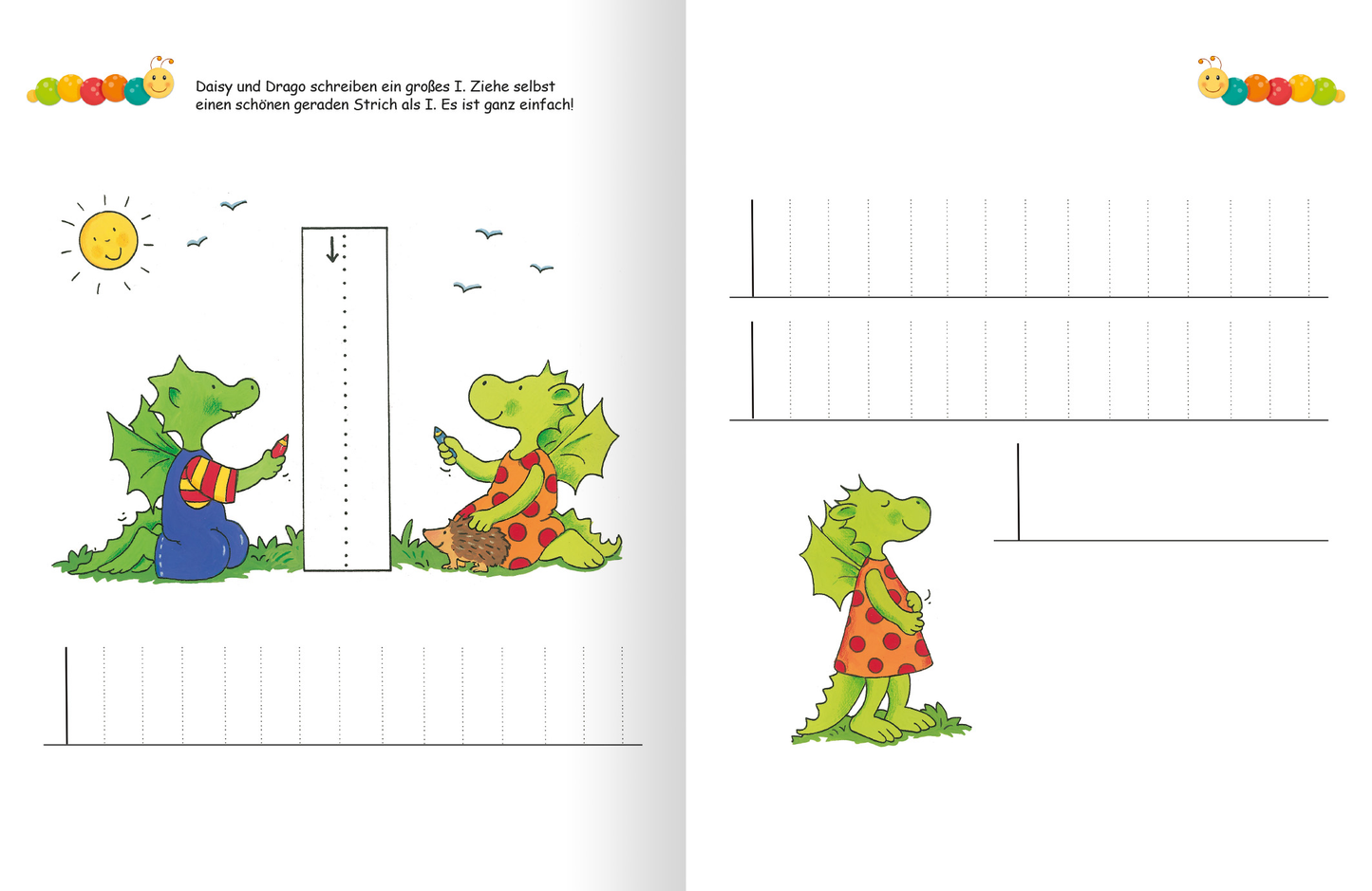Gezeigt wird eine Innen- oder Zusatzansicht von „Lernraupe – Ruckzuck weggewischt! Schwungübungen“. Auf der Seite sind zwei freundliche Drachenfiguren dargestellt, eine in gestreiftem Oberteil und die andere in einem gepunkteten Kleid. Sie sitzen auf einer grünen Wiese neben einem rechteckigen weißen Bereich, in dem Kinder ihre Schwungübungen eintragen können. Über ihnen strahlt die Sonne, und am Himmel fliegen mehrere Vögel. Die Typografie ist kindgerecht und klar lesbar.